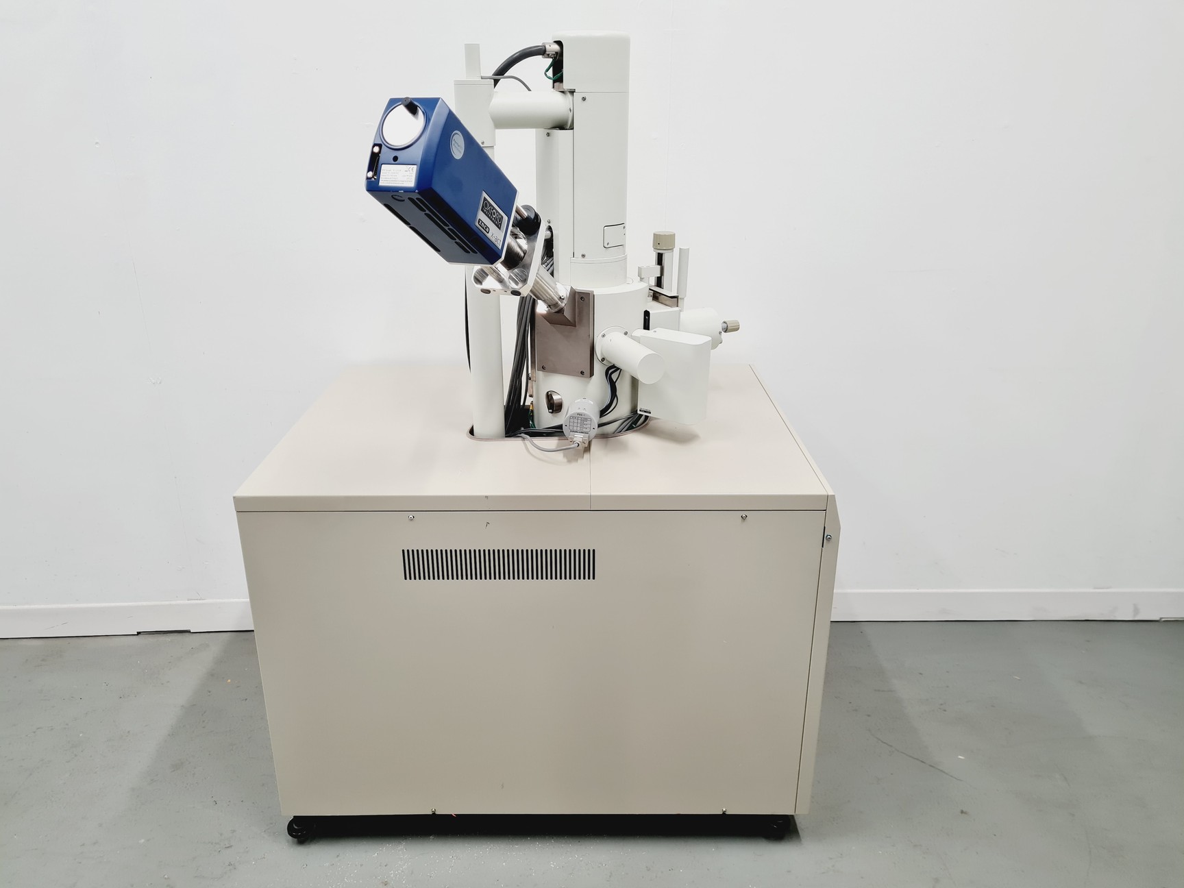 Image of Jeol JSM-639OLV Scanning Electron Microscope With Inca X-act SEM Lab