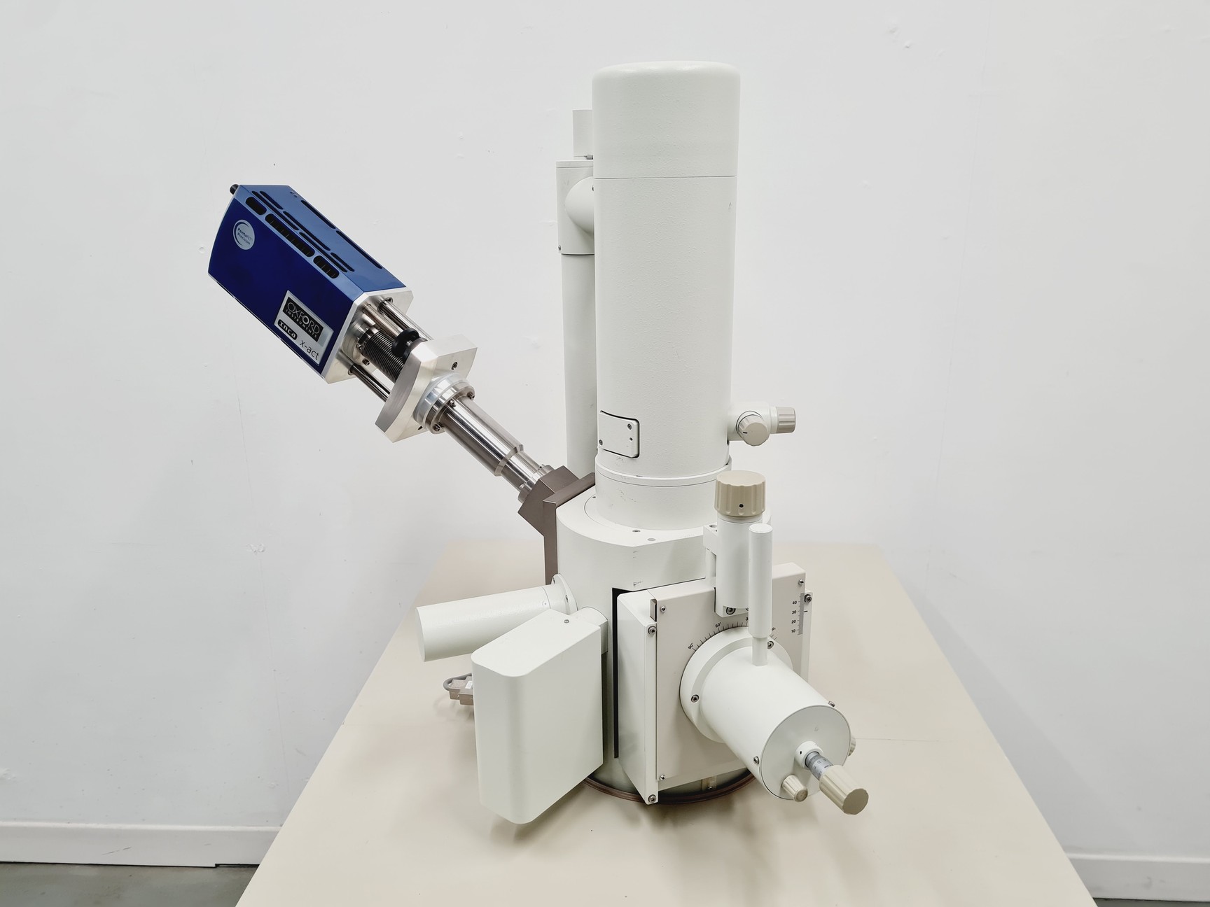 Image of Jeol JSM-639OLV Scanning Electron Microscope With Inca X-act SEM Lab