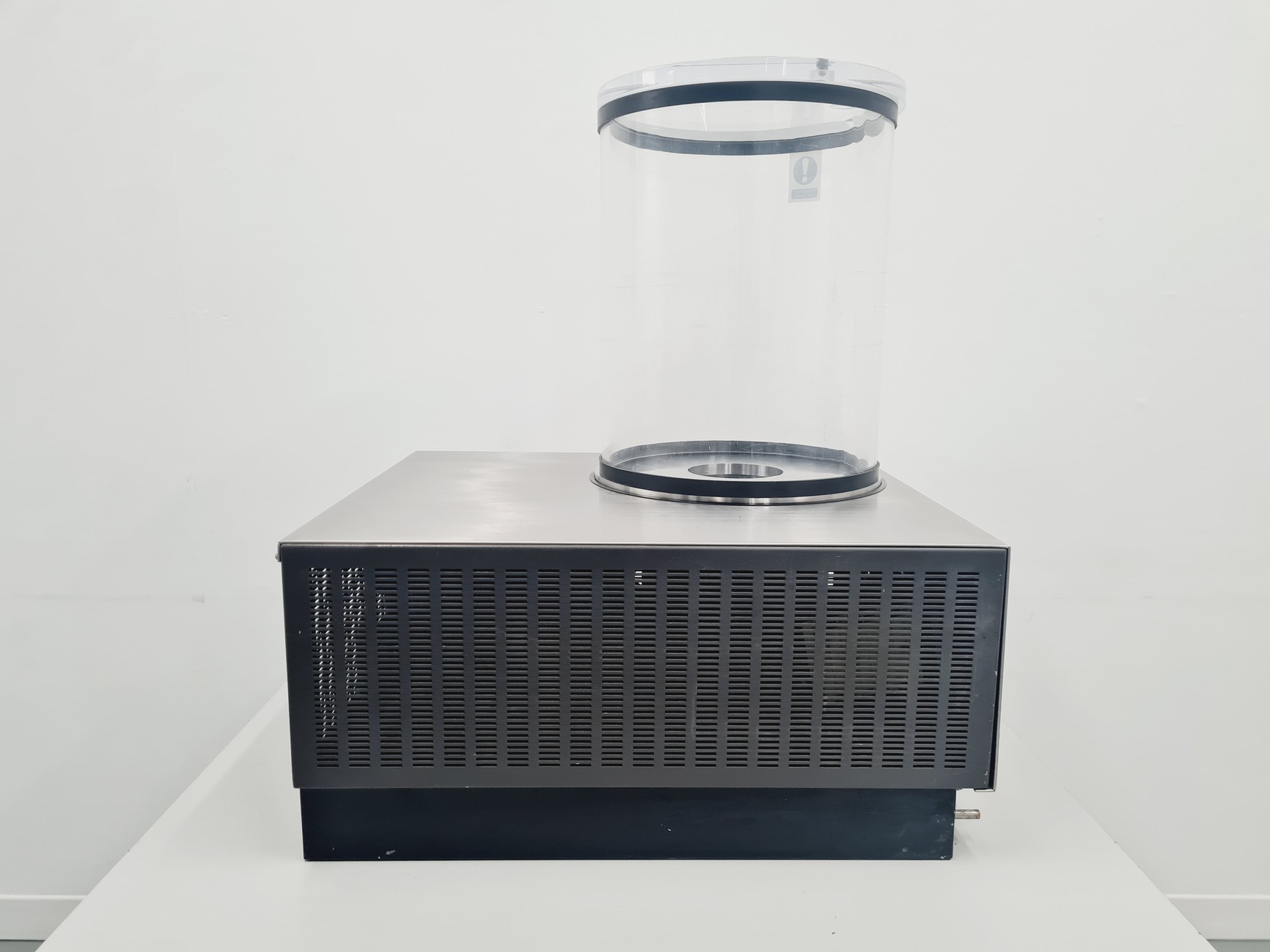 Image of Edwards Freeze Dryer Modulyo K4 with Edwards 12 Vacuum Pump