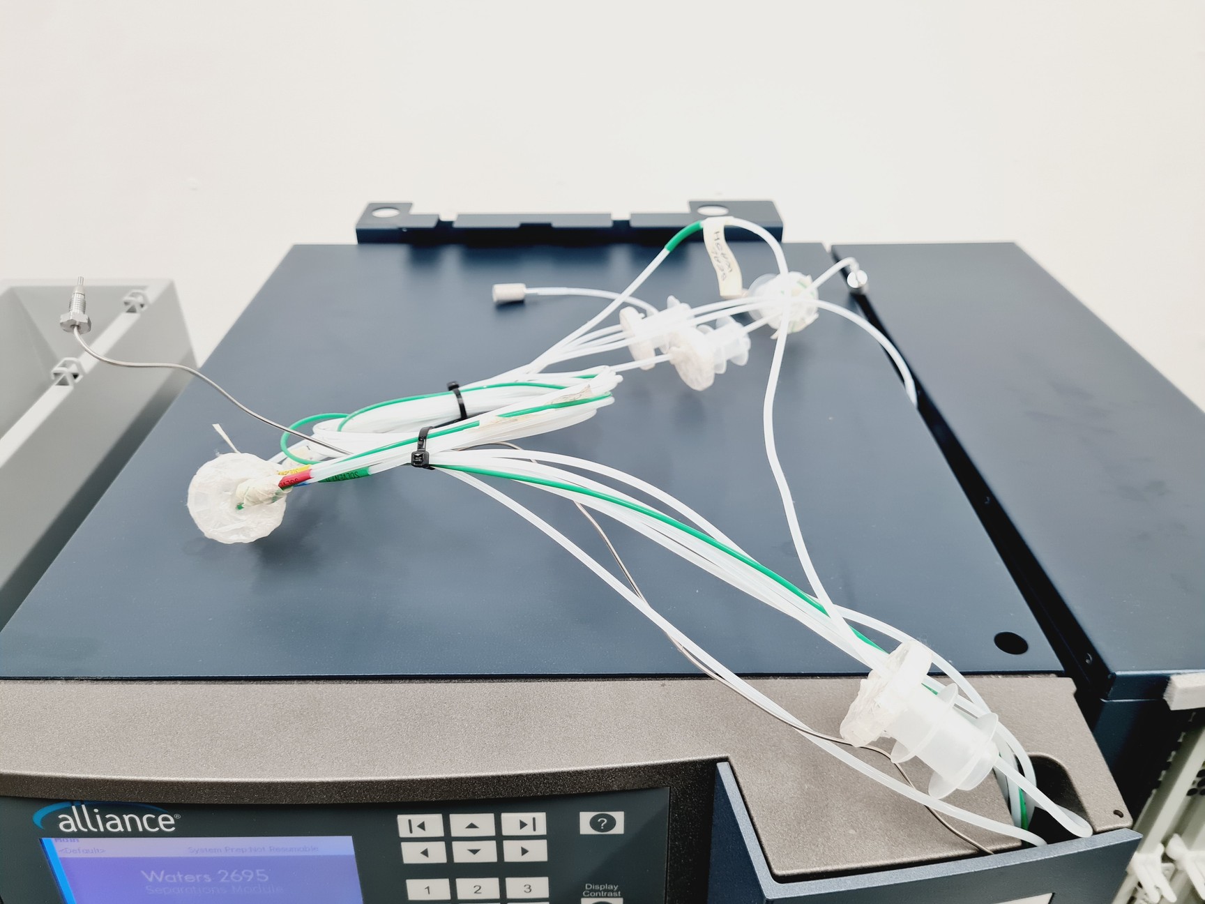 Image of Waters Alliance System w/ e2695 Separations Module, 2998 PDA , 2475 FLR 