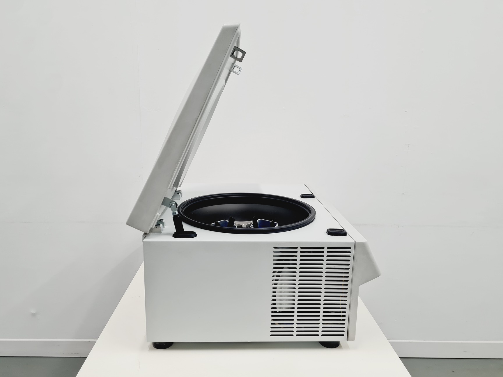 Image of Eppendorf 5804 R Centrifuge w/  Eppendorf A-4-44 Rotor Spares/Repair Lab