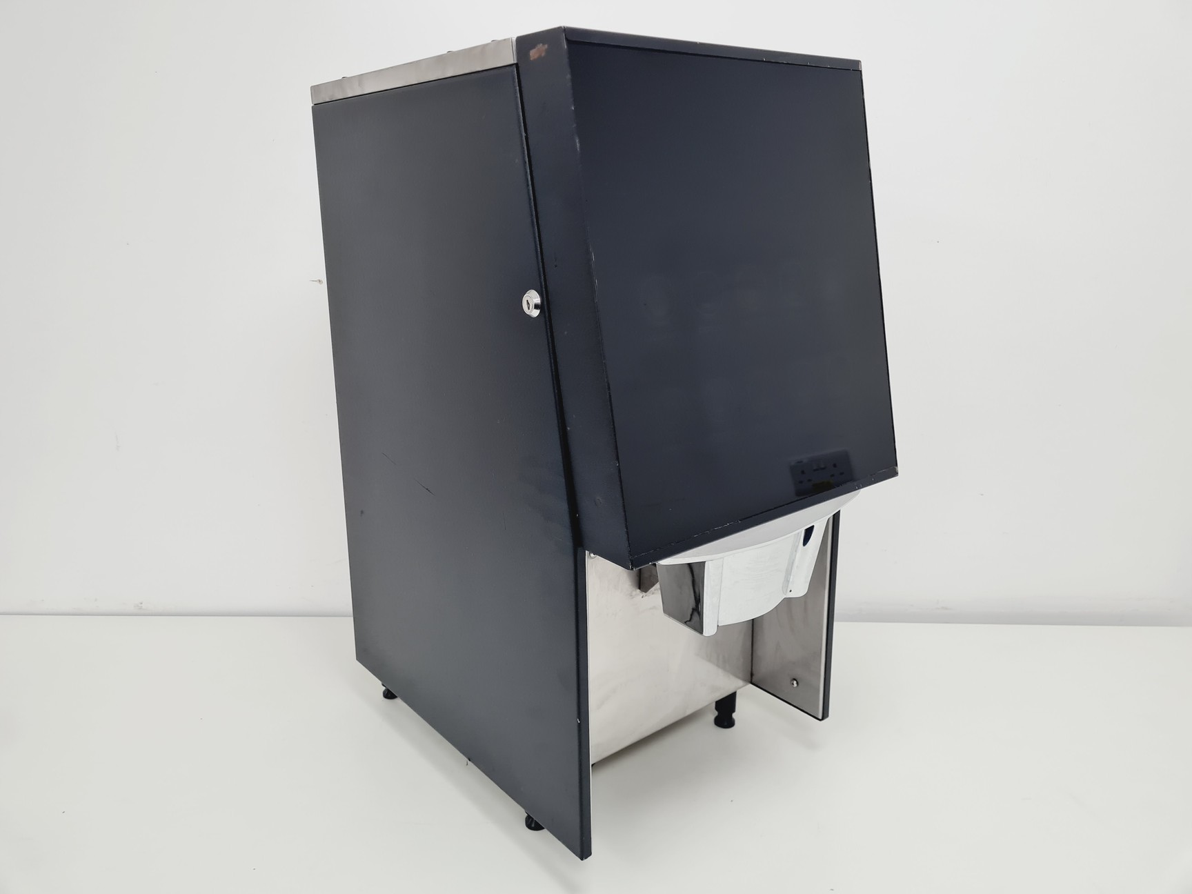 Image of Coffetek Gourmet Vitro 6 4 Cannister Touch Display Coffee Machine