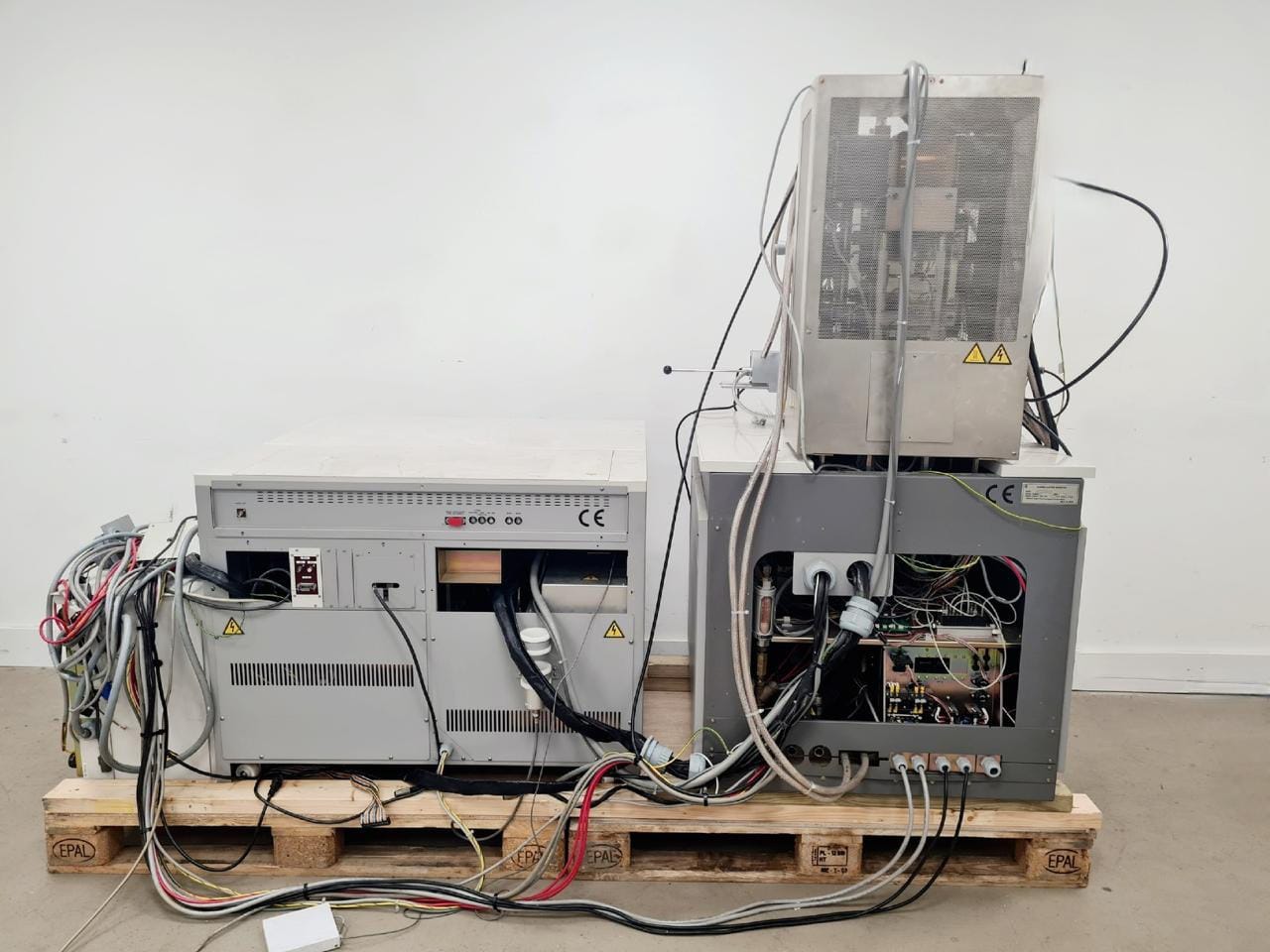 Image of Hitachi S-4300 Scanning Electron Microscope (SEM) System - Spares/Repair Lab