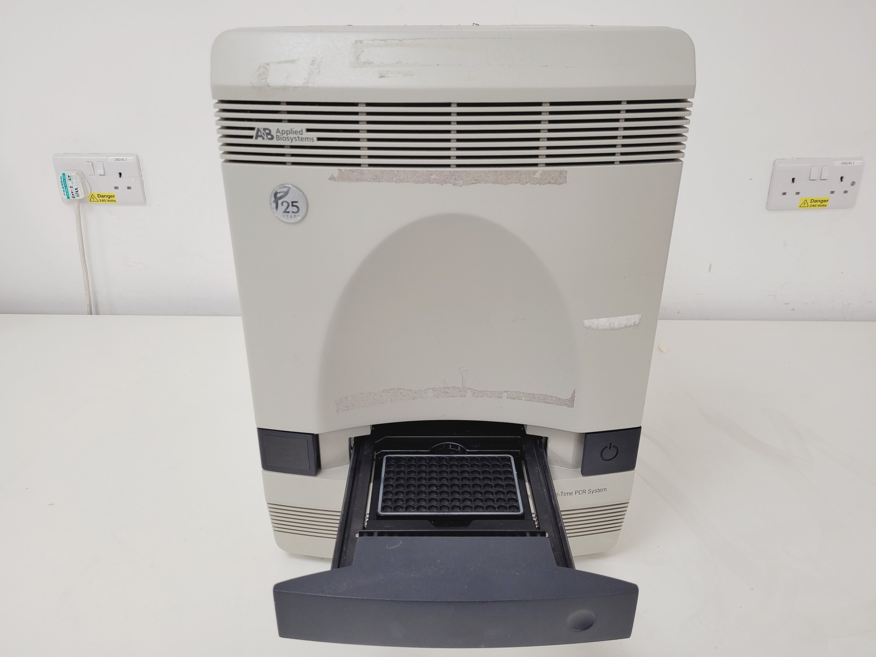 Image of Applied Biosystems 7500 Fast Real-Time PCR System Lab