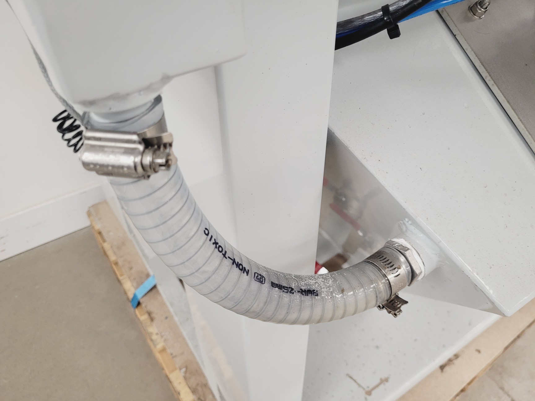 Image of Vixen Aqua Blast 915 Wet Blasting Cabinet with Air Compressor and Salt Trolley