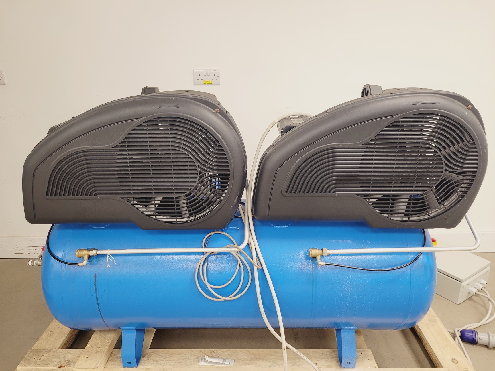 Image of Vixen Aqua Blast 915 Wet Blasting Cabinet with Air Compressor and Salt Trolley