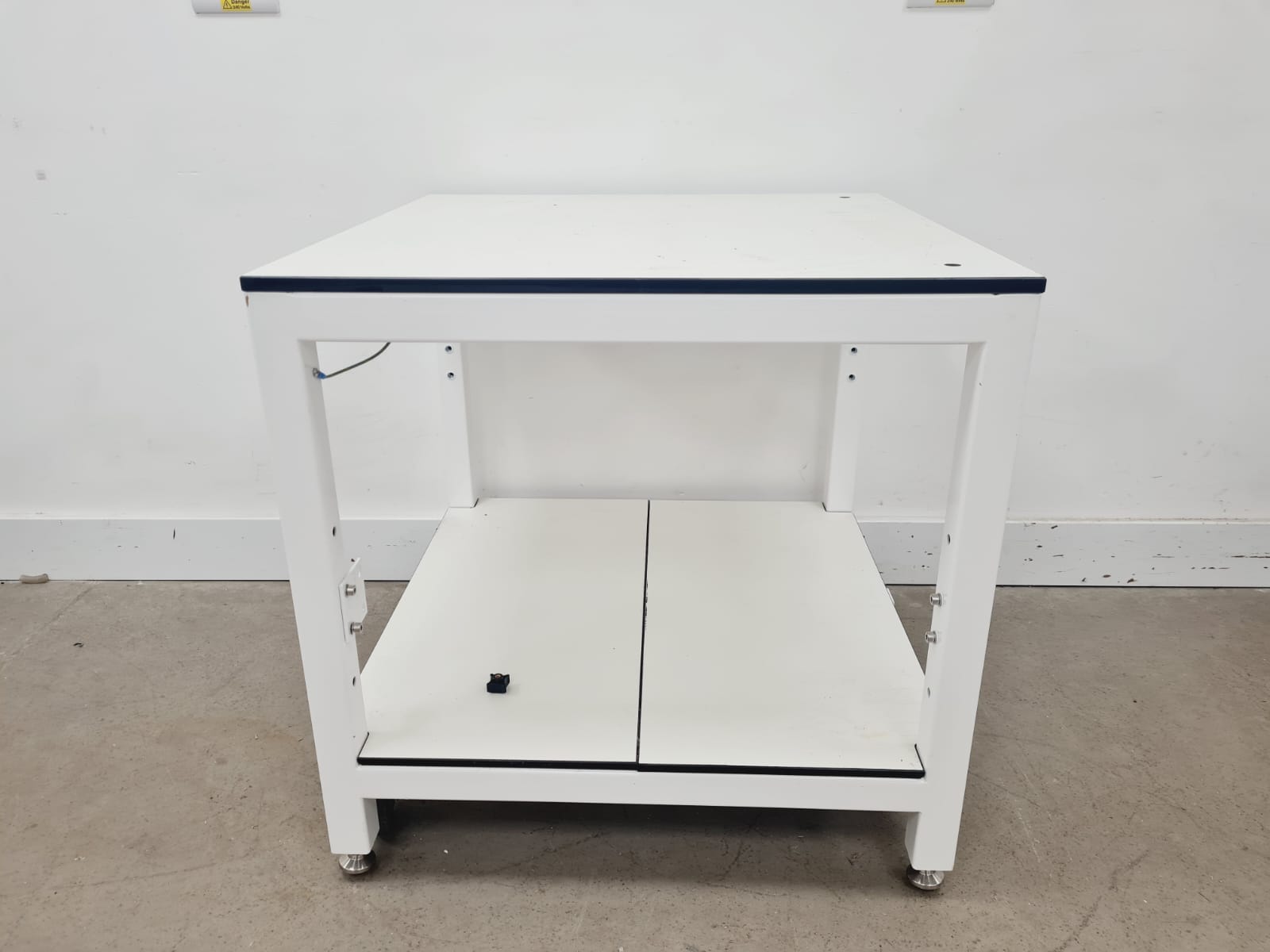 Image of Trespa Table 80 x 80 x 85 cm Lab