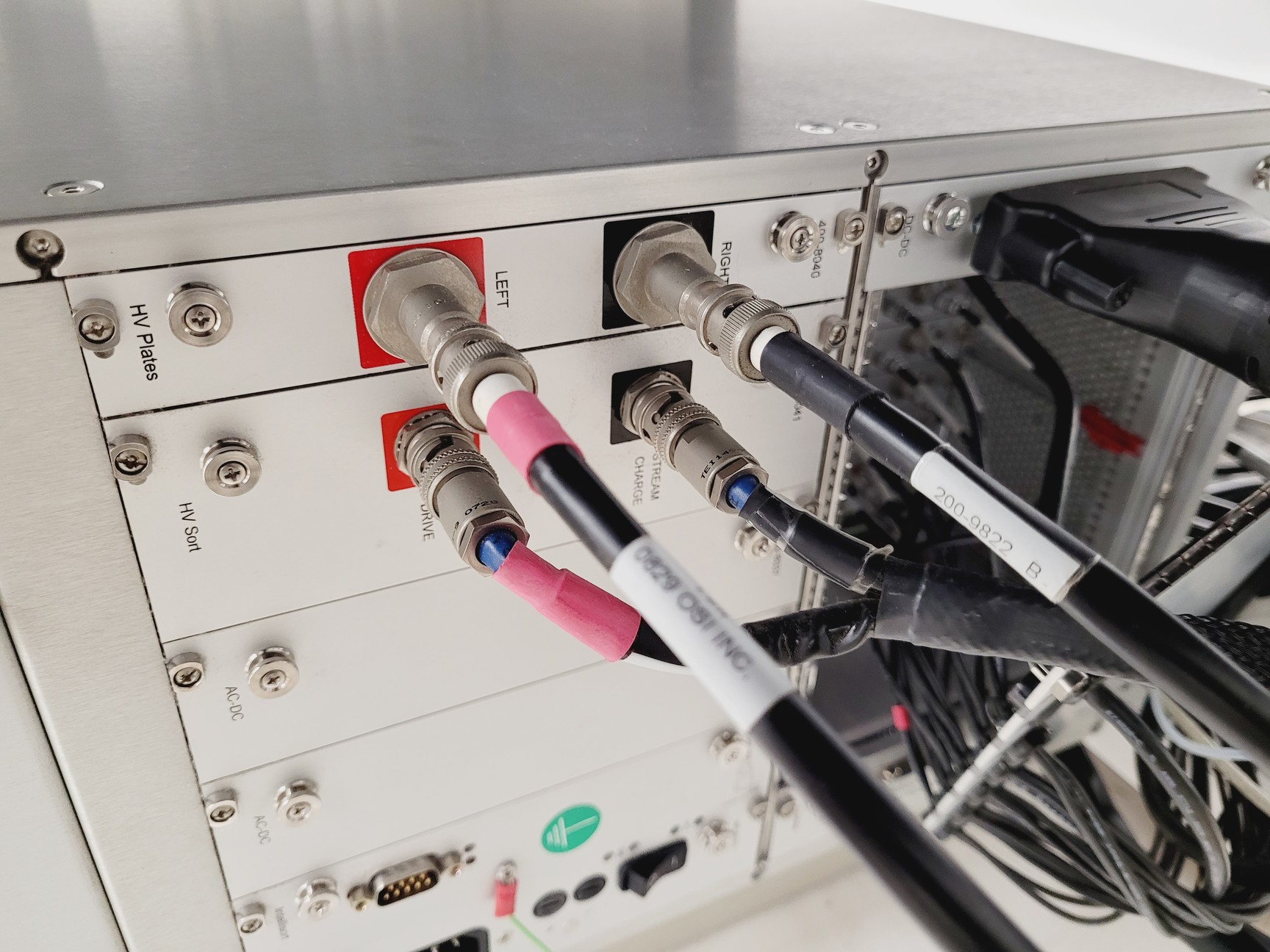 Image of Beckman Coulter MoFlo XDP Cell Sorter Laser Cytomation System + Optics Table Lab