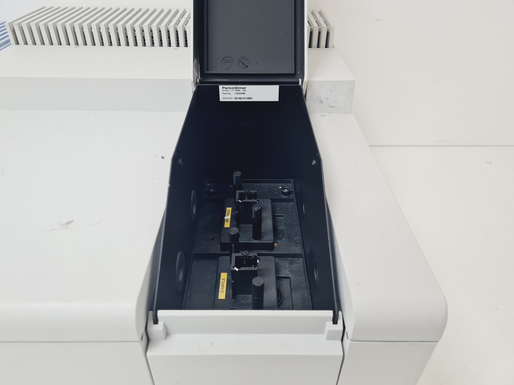 Image of Perkin Elmer Lambda 25 UV/VIS Spectrometer Lab