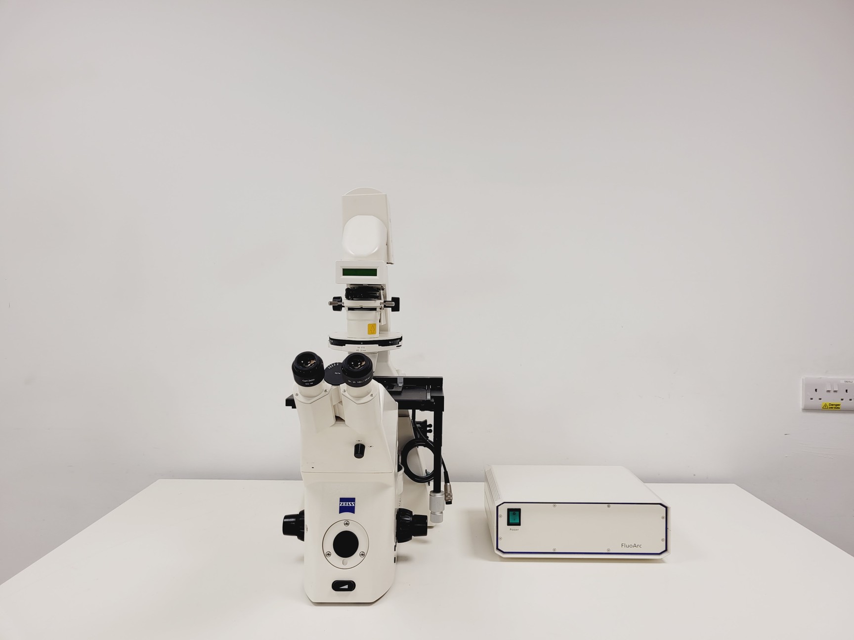 Image of Zeiss Axiovert 200M Fluorescence Microscope w/ Zeiss Plan-NEOFLUAR 20x/0.50 Lab