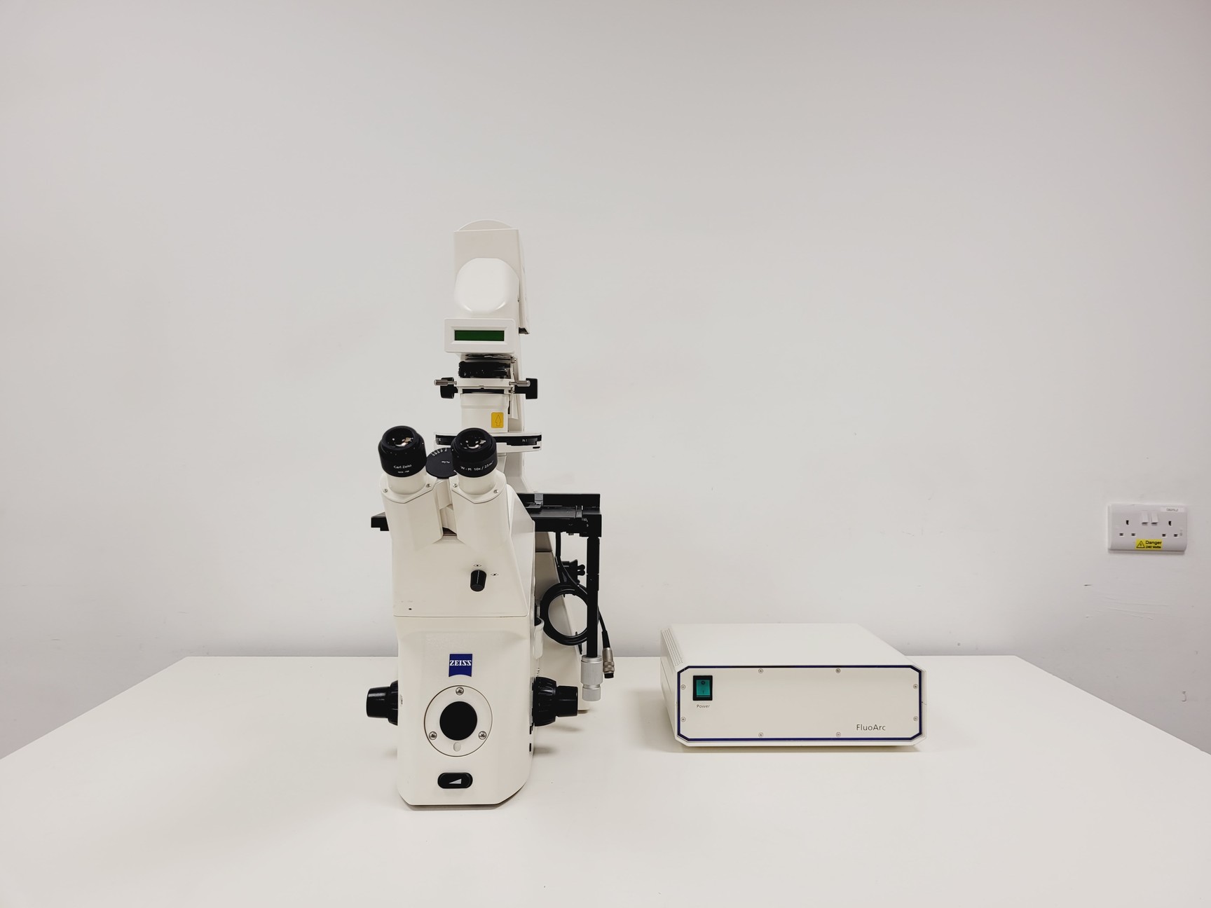 Image of Zeiss Axiovert 200M Fluorescence Microscope w/ Zeiss Plan-NEOFLUAR 20x/0.50 Lab