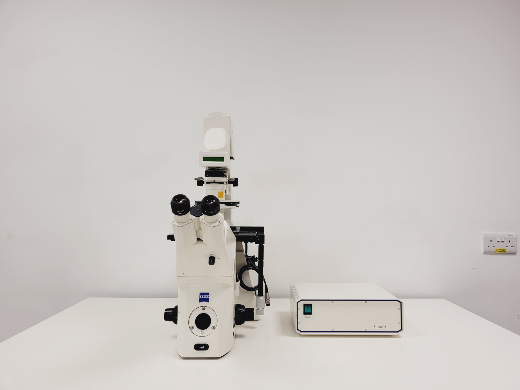 Image of Zeiss Axiovert 200M Fluorescence Microscope w/ Zeiss Plan-NEOFLUAR 20x/0.50 Lab