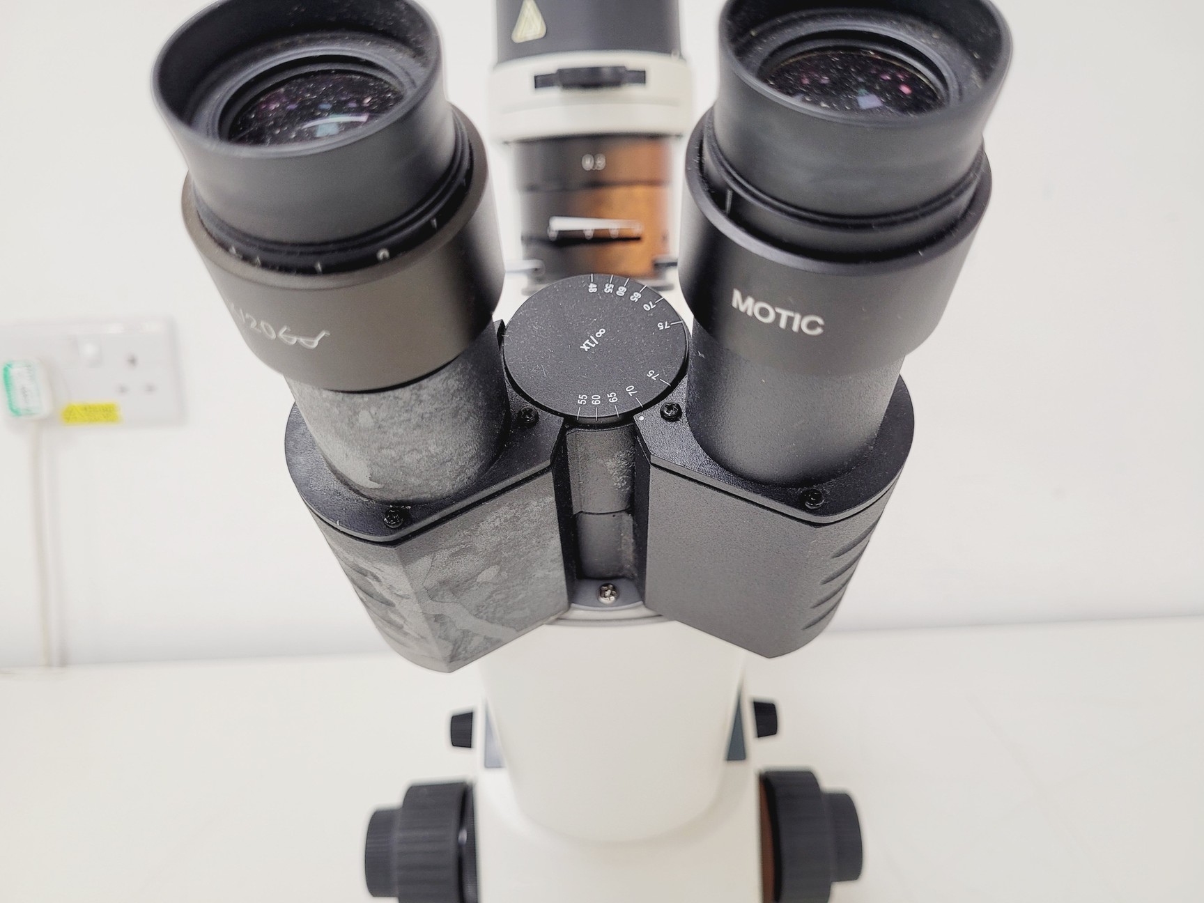 Image of Motic AE2000 Microscope w/ 4 x Objectives LWD, PLAN, Ph1 4x 10x 20x 40x Lab