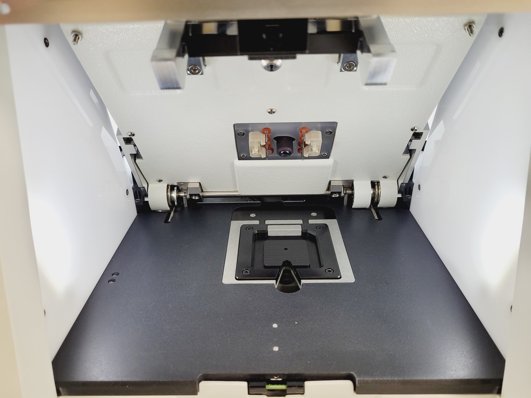 Image of Perkin Elmer LabChip GX Touch HT Automated Bioanalysis System Lab