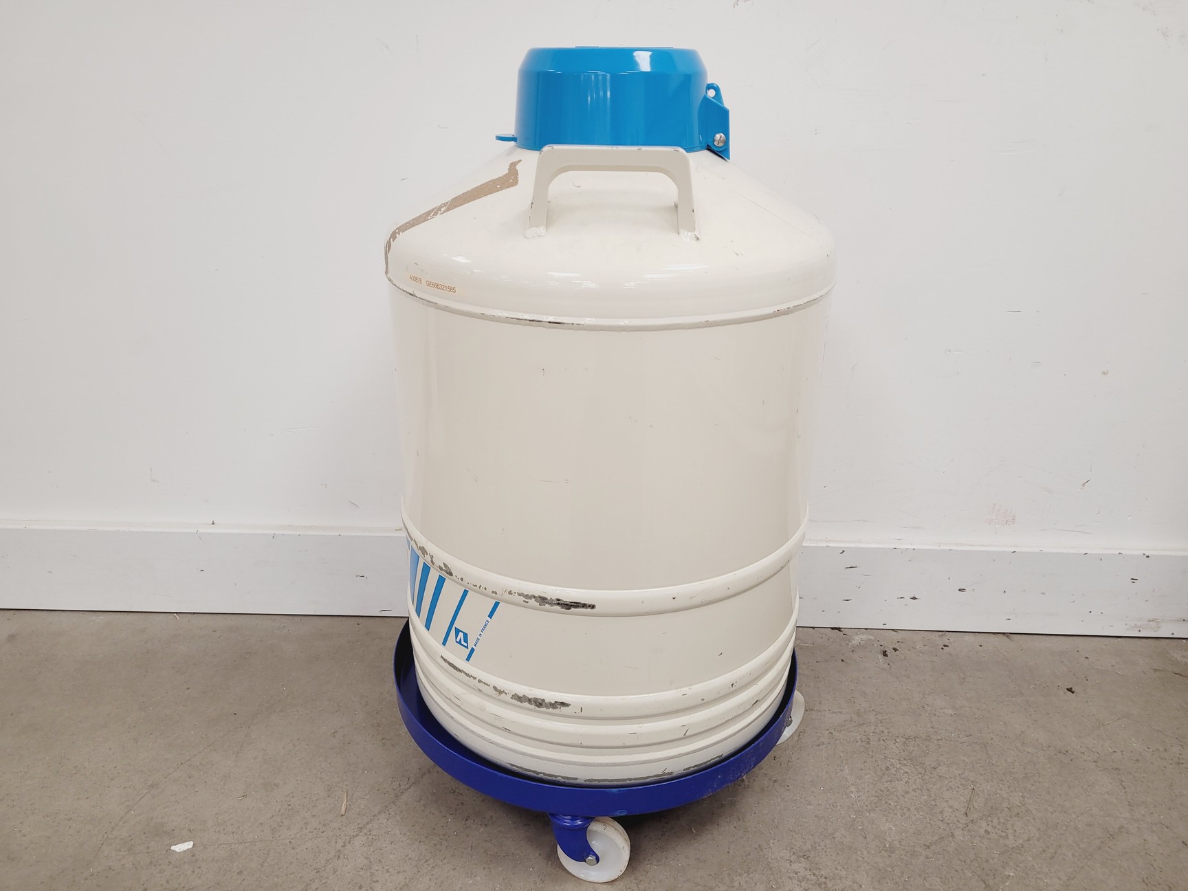 Image of Air Liquide GT 38 Liquid Nitrogen Dewar with 6 x Storage Racks Lab