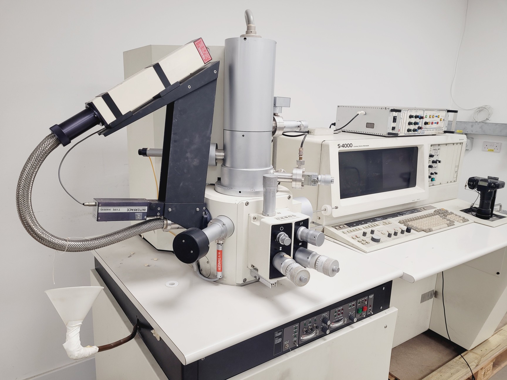 Image of Hitachi S4000 Microscope (SEM) Scanning Electron Microscope Lab