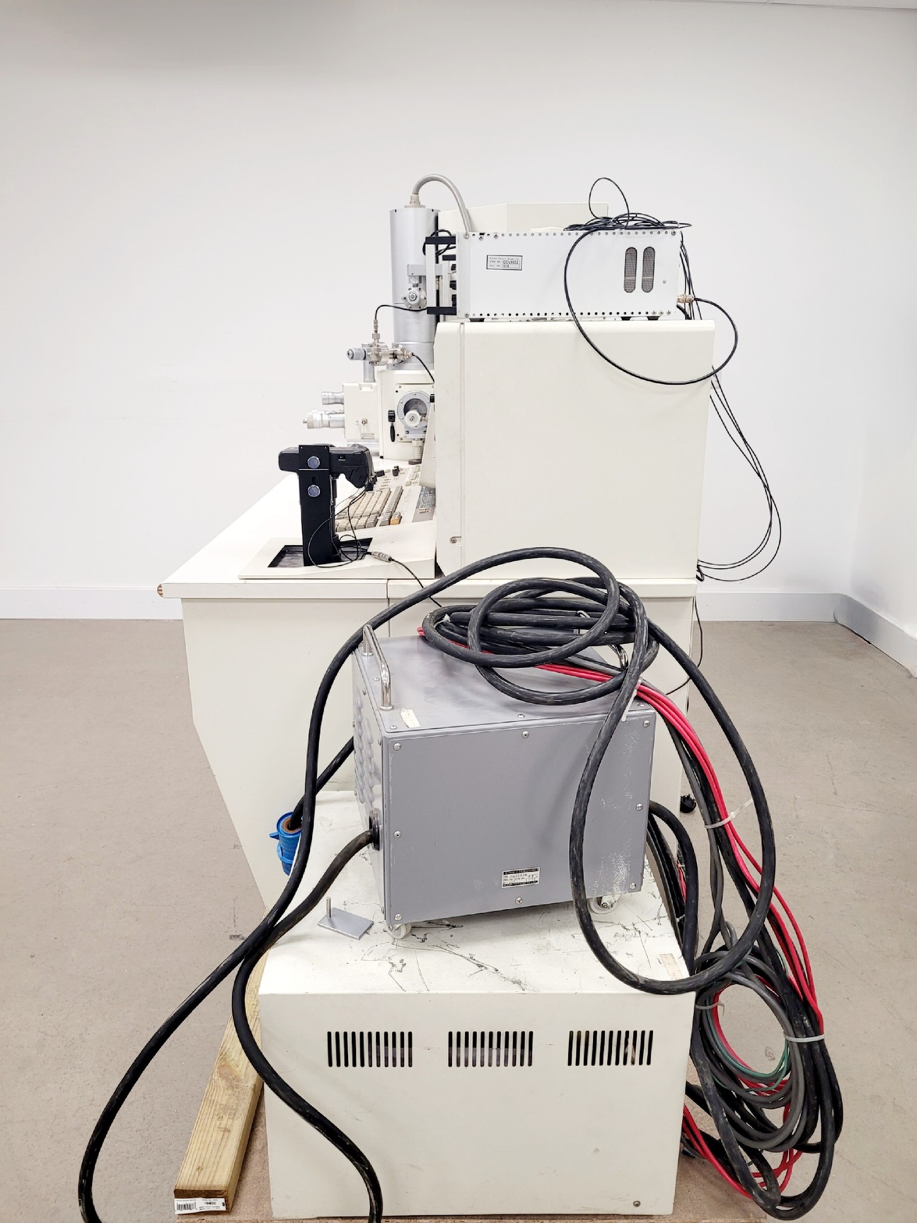 Image of Hitachi S4000 Microscope (SEM) Scanning Electron Microscope Lab