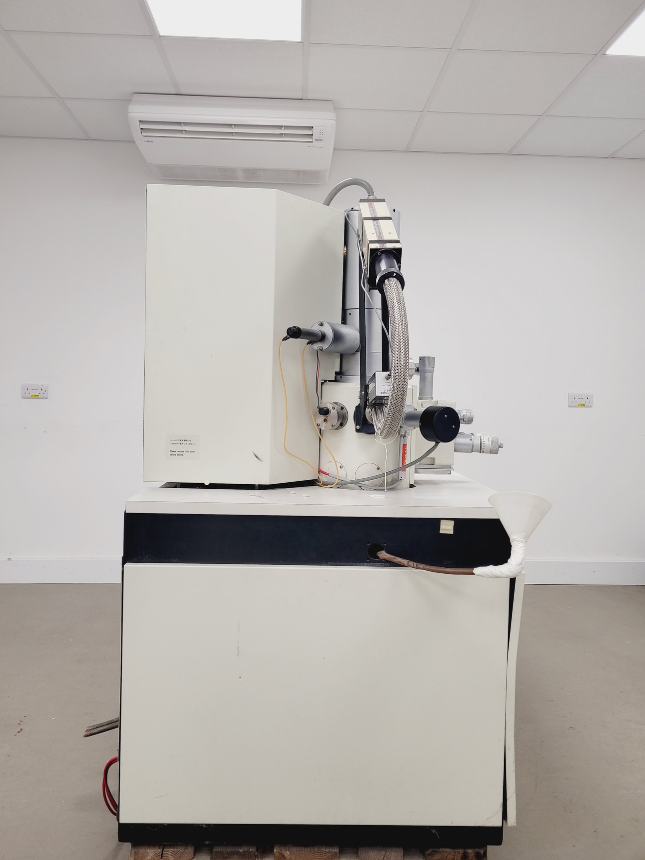 Image of Hitachi S4000 Microscope (SEM) Scanning Electron Microscope Lab