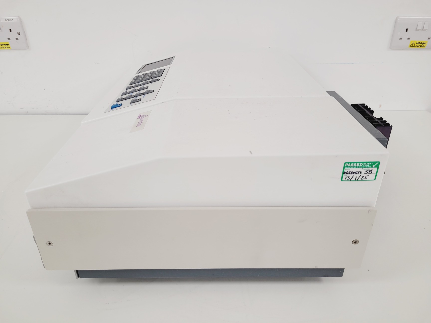 Image of Cecil CE 7200 Spectrometer Lab