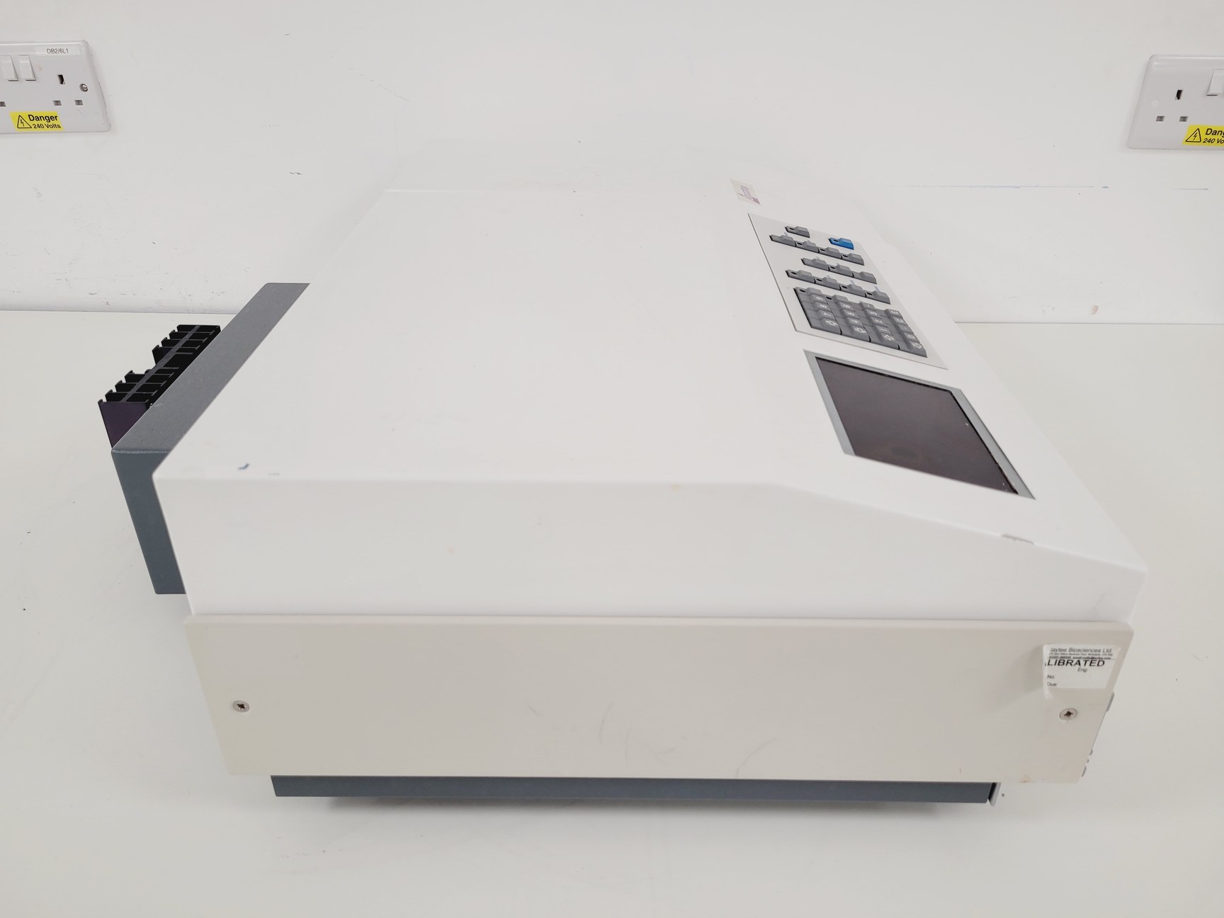 Image of Cecil CE 7200 Spectrometer Lab