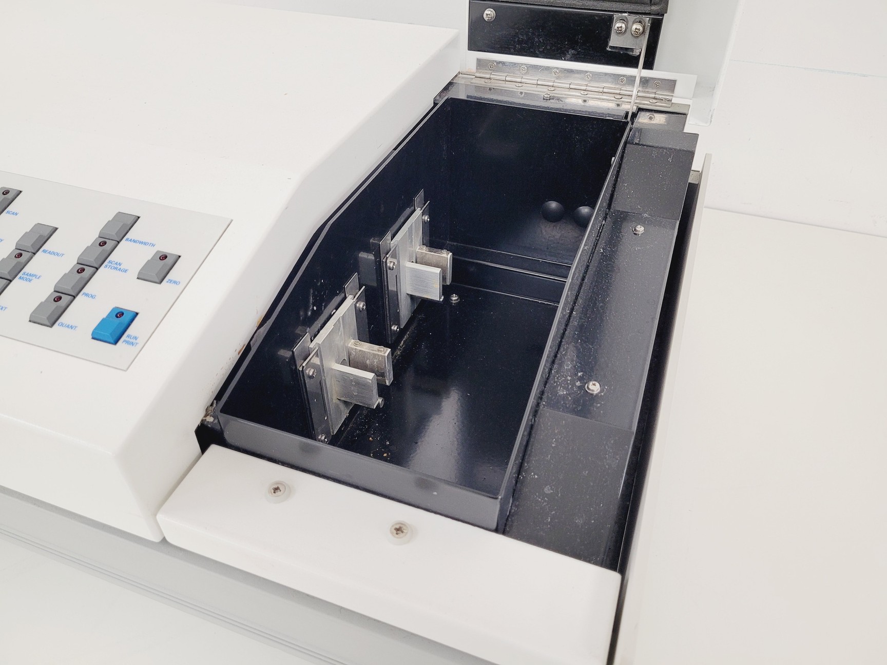 Image of Cecil CE 7200 Spectrometer Lab