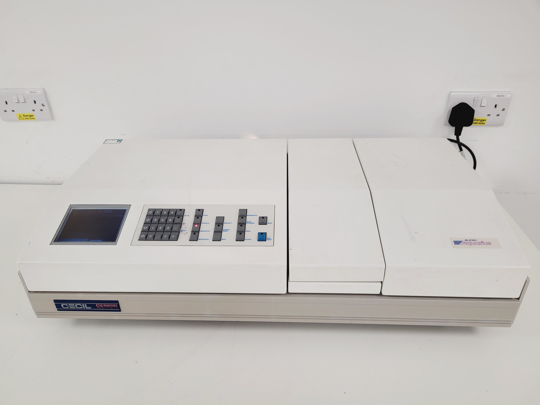 Image of Cecil Model CE 9200 Spectrometer Lab