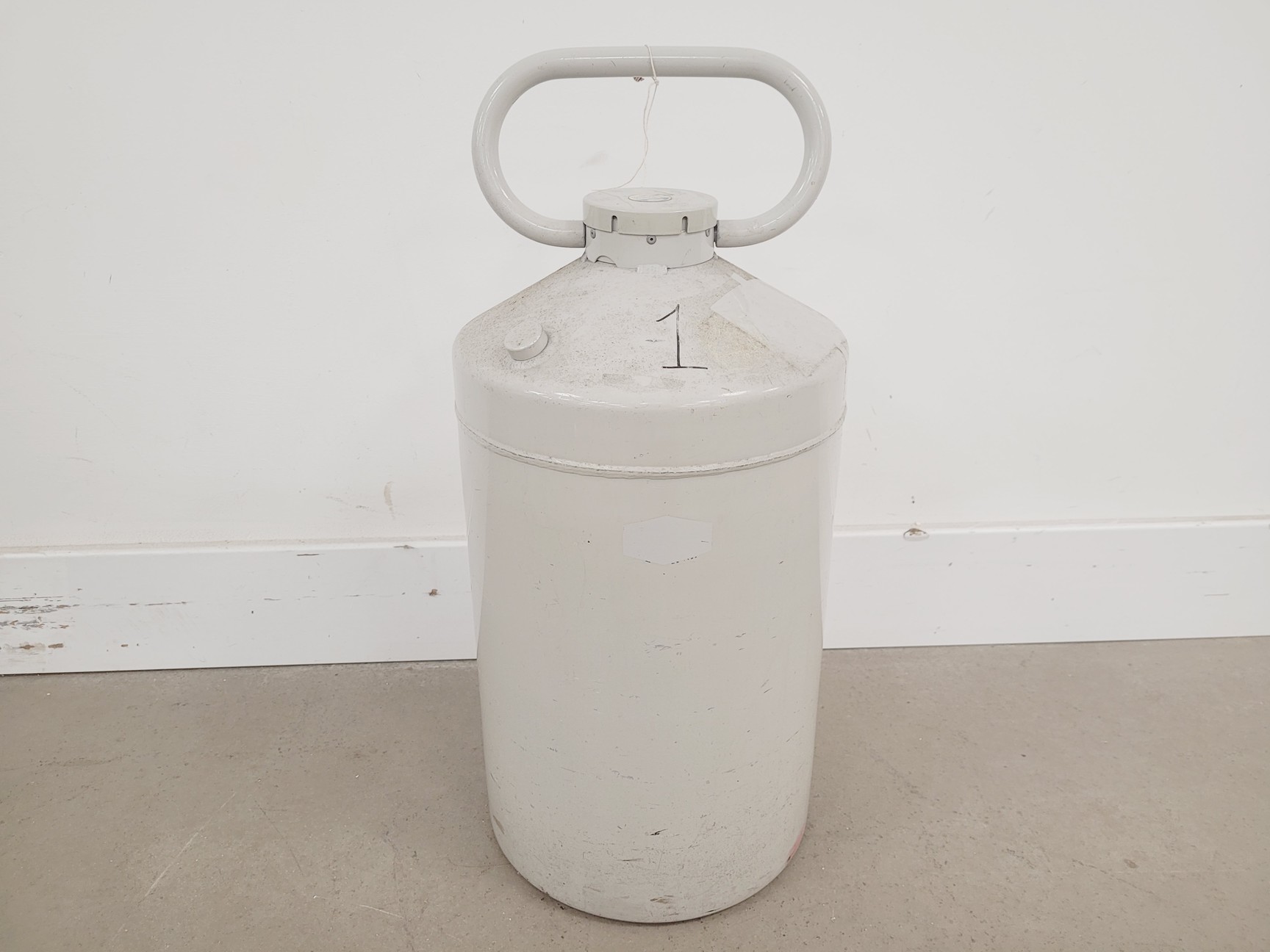 Image of Union Carbide Liquid Nitrogen Dewar Lx28 Wx28 Hx60cm Lab