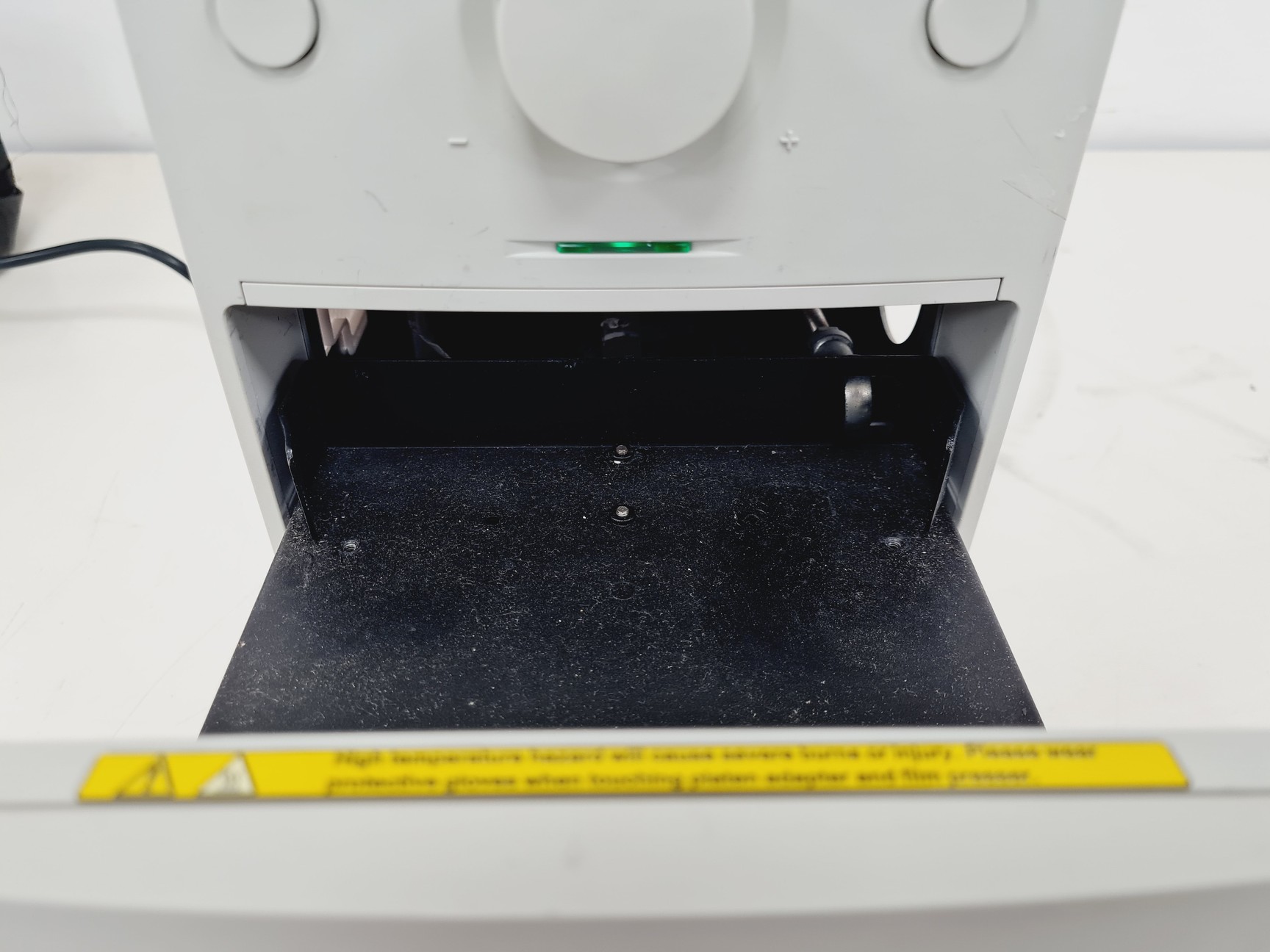 Image of LabNet Accuseal Semi-Automated Plate Heat-Sealer Lab