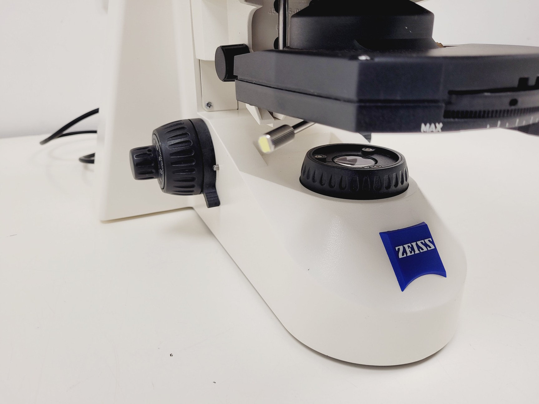 Image of Zeiss AxioSkop 2  Microscope w/ 3 x Objectives 20/40/100x Lab