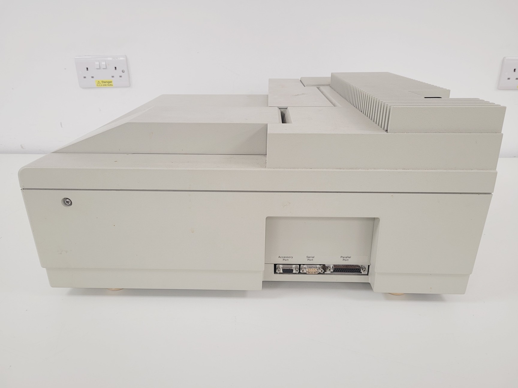 Image of Perkin Elmer Lambda 20 UV/Vis Spectrometer Lab