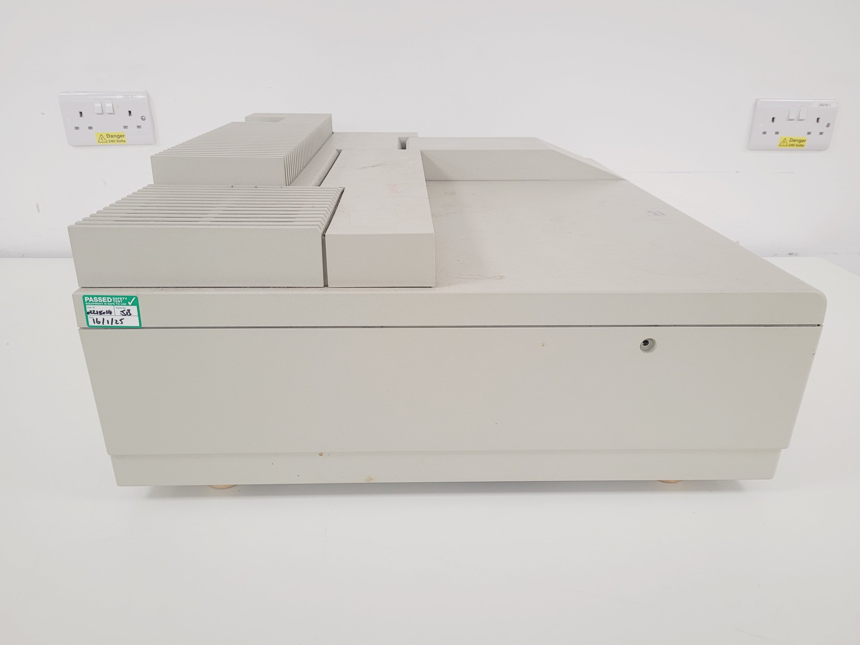 Image of Perkin Elmer Lambda 20 UV/Vis Spectrometer Lab