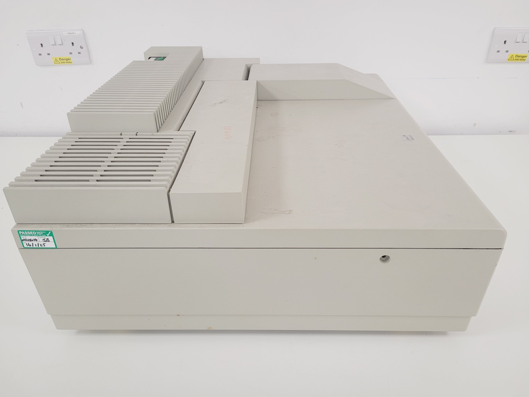 Image of Perkin Elmer Lambda 20 UV/Vis Spectrometer Lab