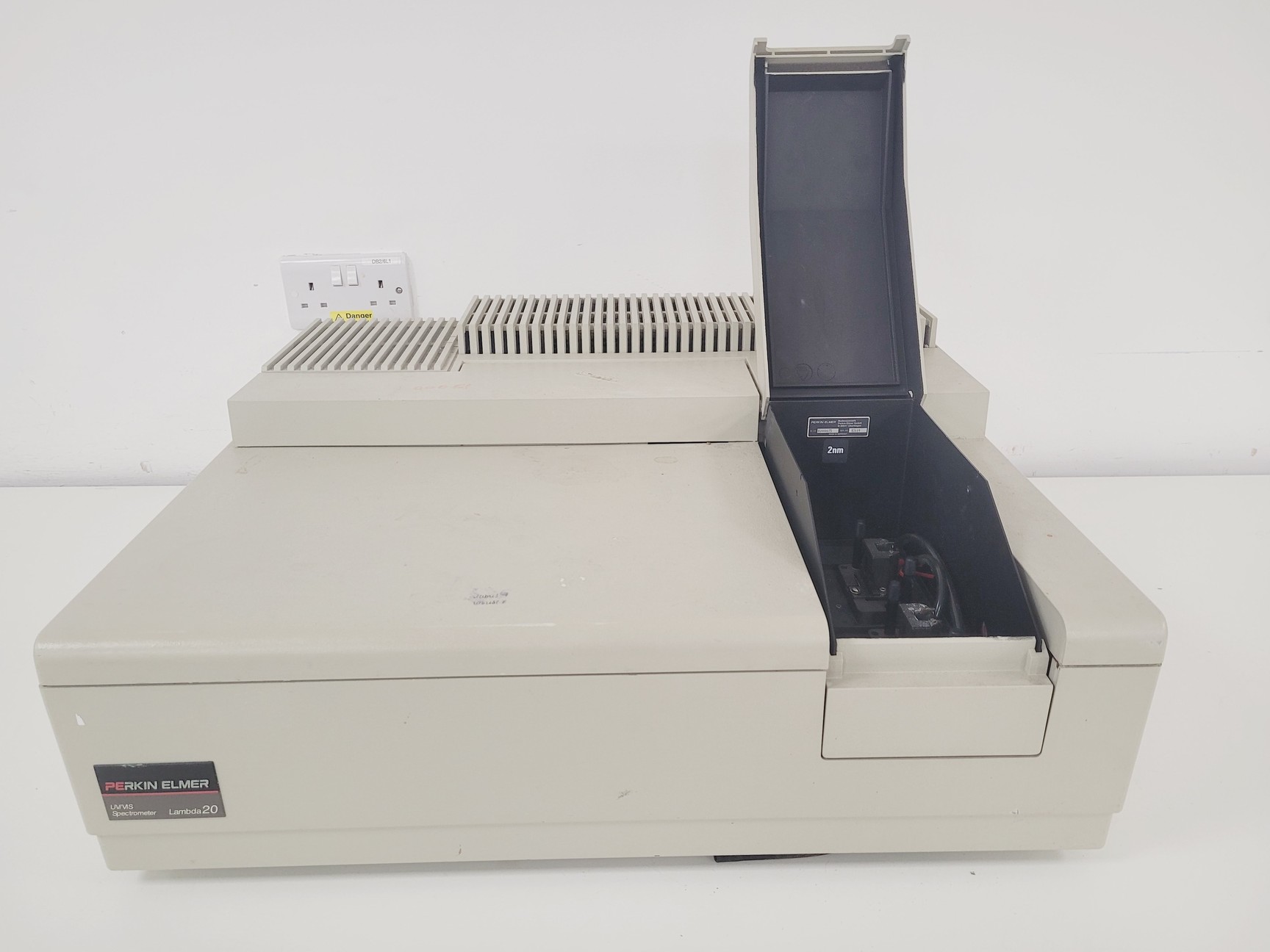 Image of Perkin Elmer Lambda 20 UV/Vis Spectrometer Lab