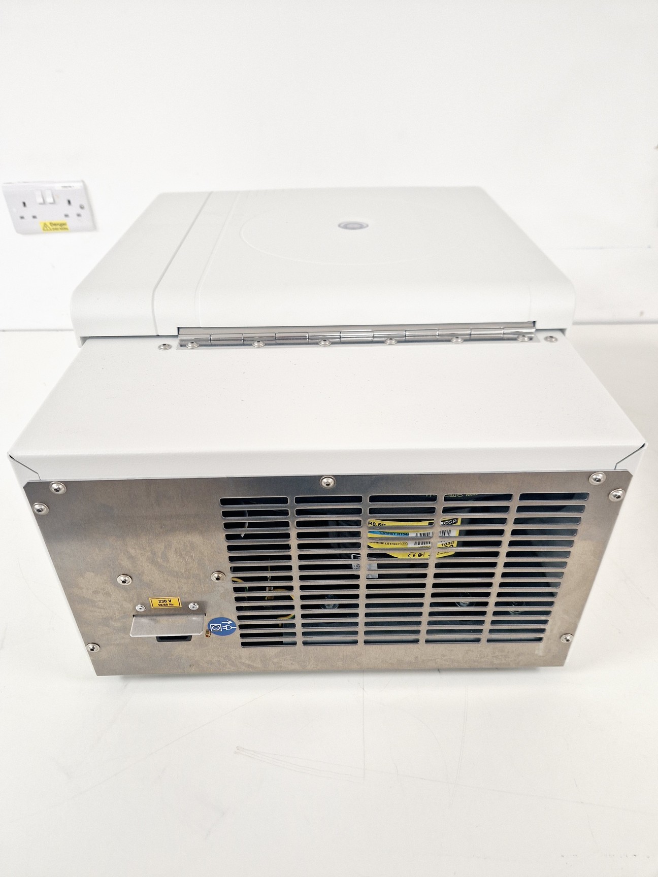 Image of Thermo Scientific Megafuge 8R BenchTop Centrifuge W/ TX-150 Rotor 4,500 Max RPM 