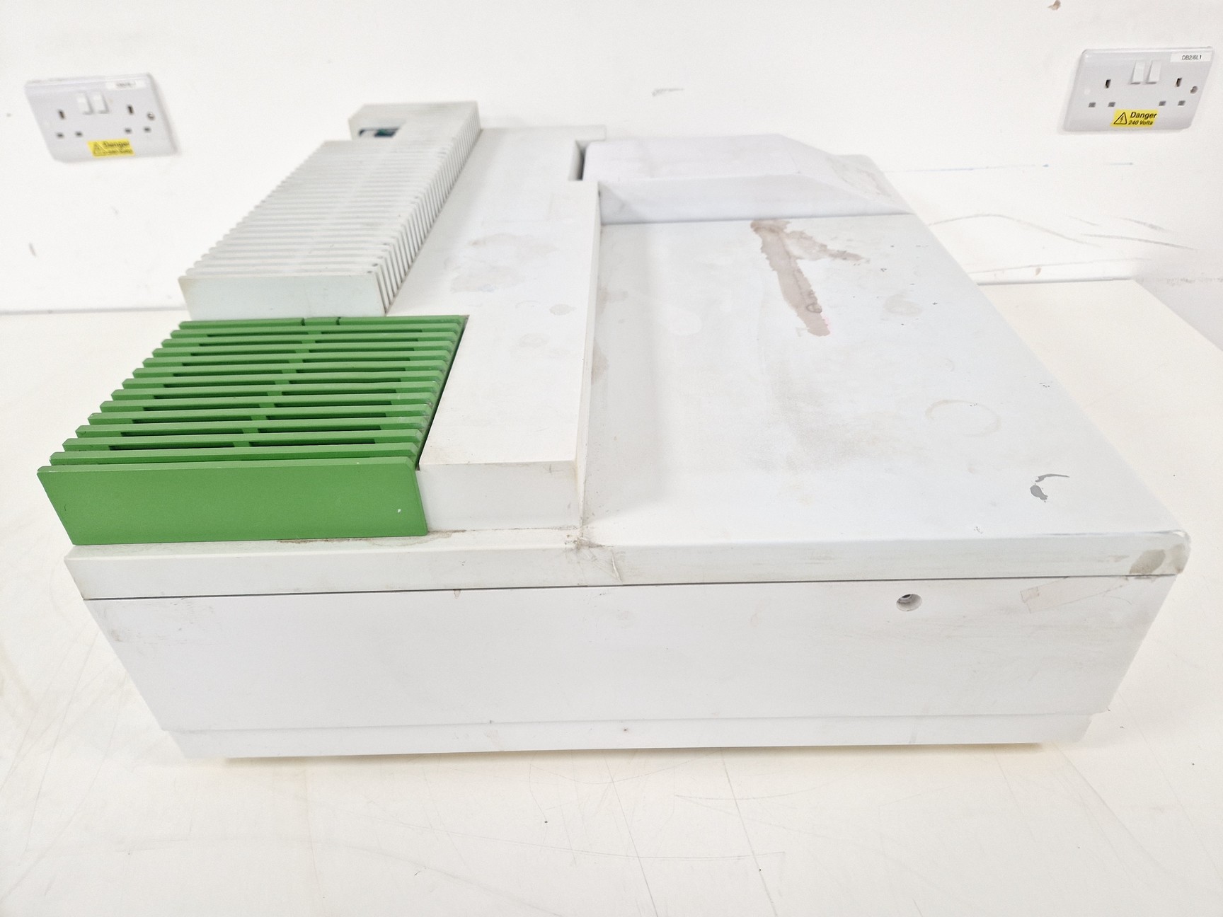 Image of Perkin Elmer Lambda 25 UV/VIS Spectrophotometer Lab