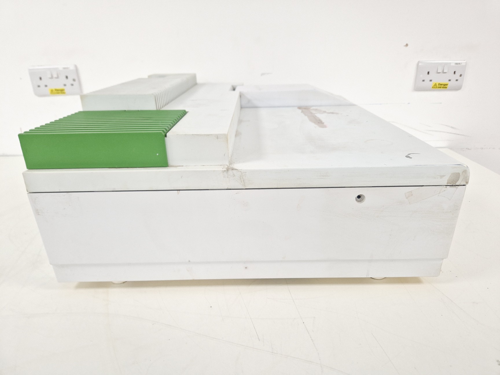 Image of Perkin Elmer Lambda 25 UV/VIS Spectrophotometer Lab