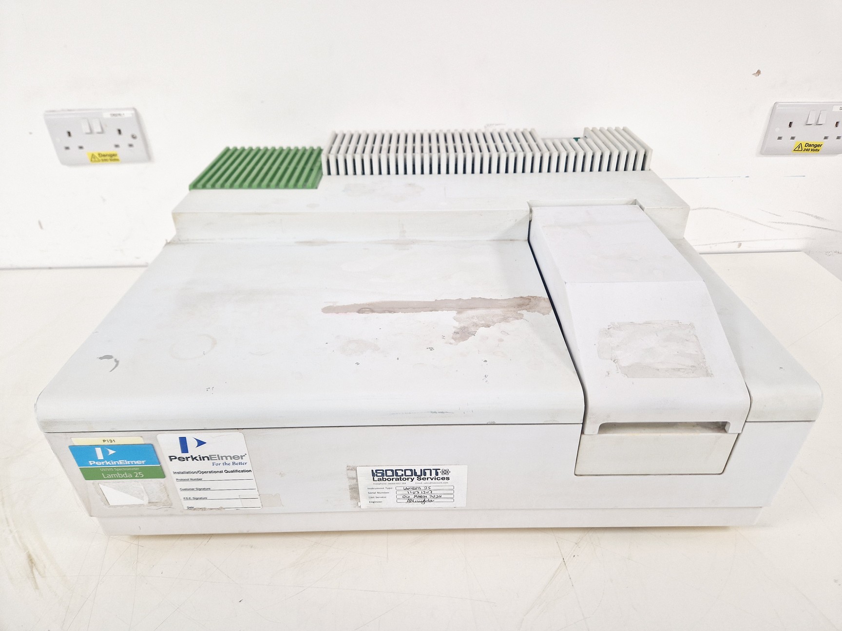 Image of Perkin Elmer Lambda 25 UV/VIS Spectrophotometer Lab