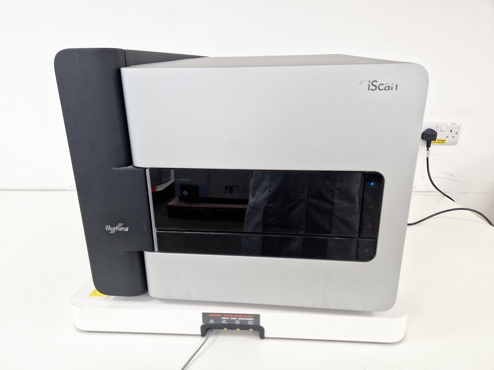 Image of Illumina iScan SY-101-1001 Array Scanner with Newport Isolation System 