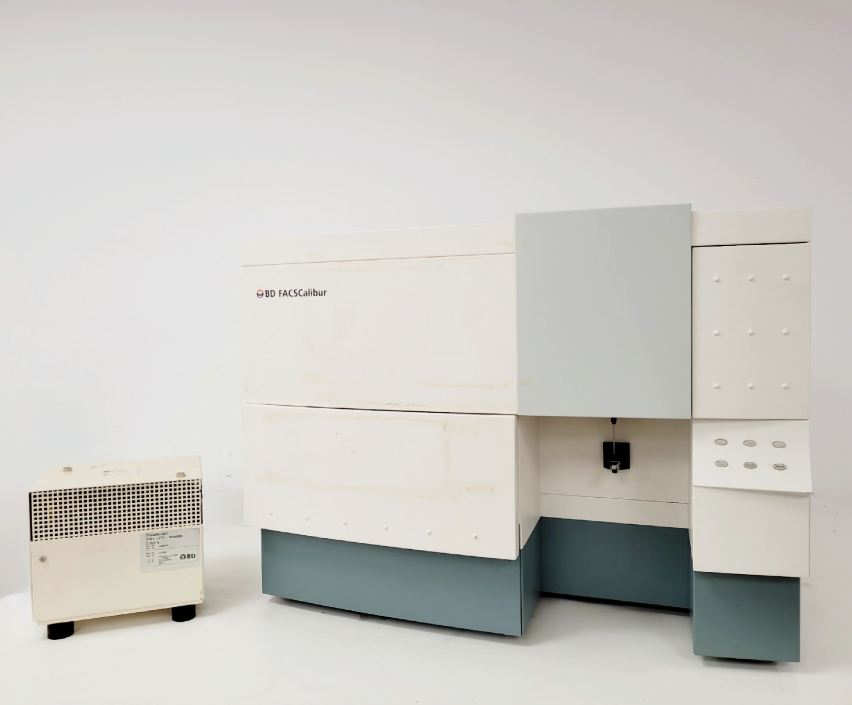 Flow Cytometer File:photo BD FACSCalibur Flow Cytometer & Transformer Lab