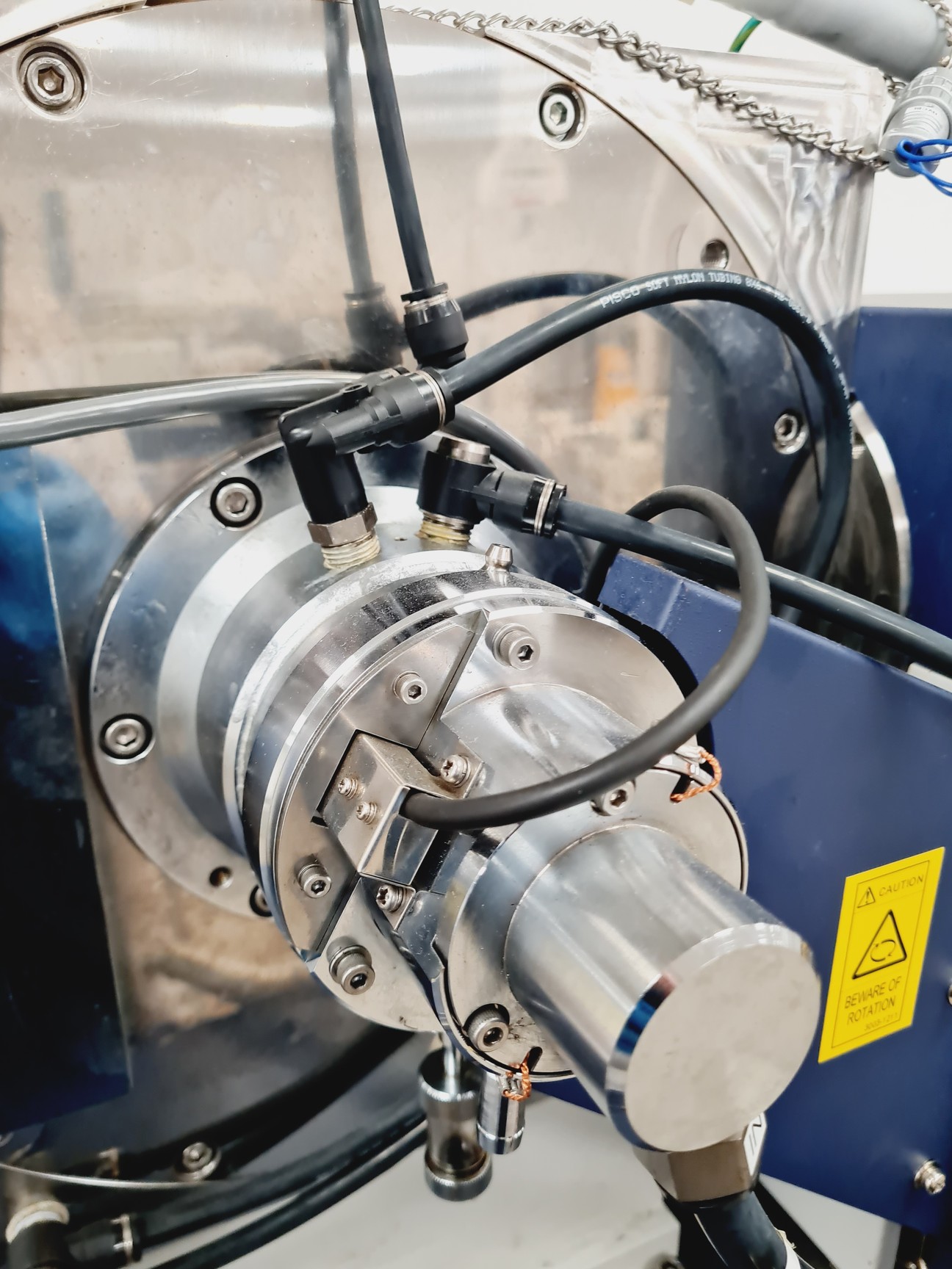 Image of Rigaku FR-E+ SuperBright Ultrahigh-intensity Microfocus Rotating Anode X-Ray S/R