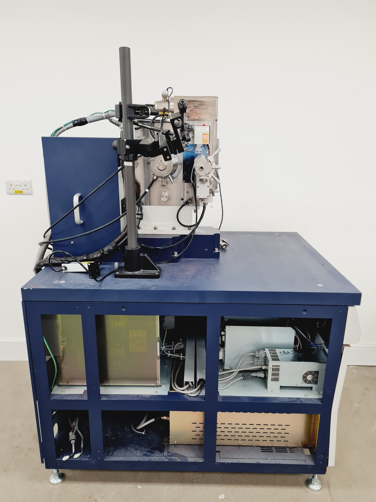 Image of Rigaku FR-E+ SuperBright Ultrahigh-intensity Microfocus Rotating Anode X-Ray S/R
