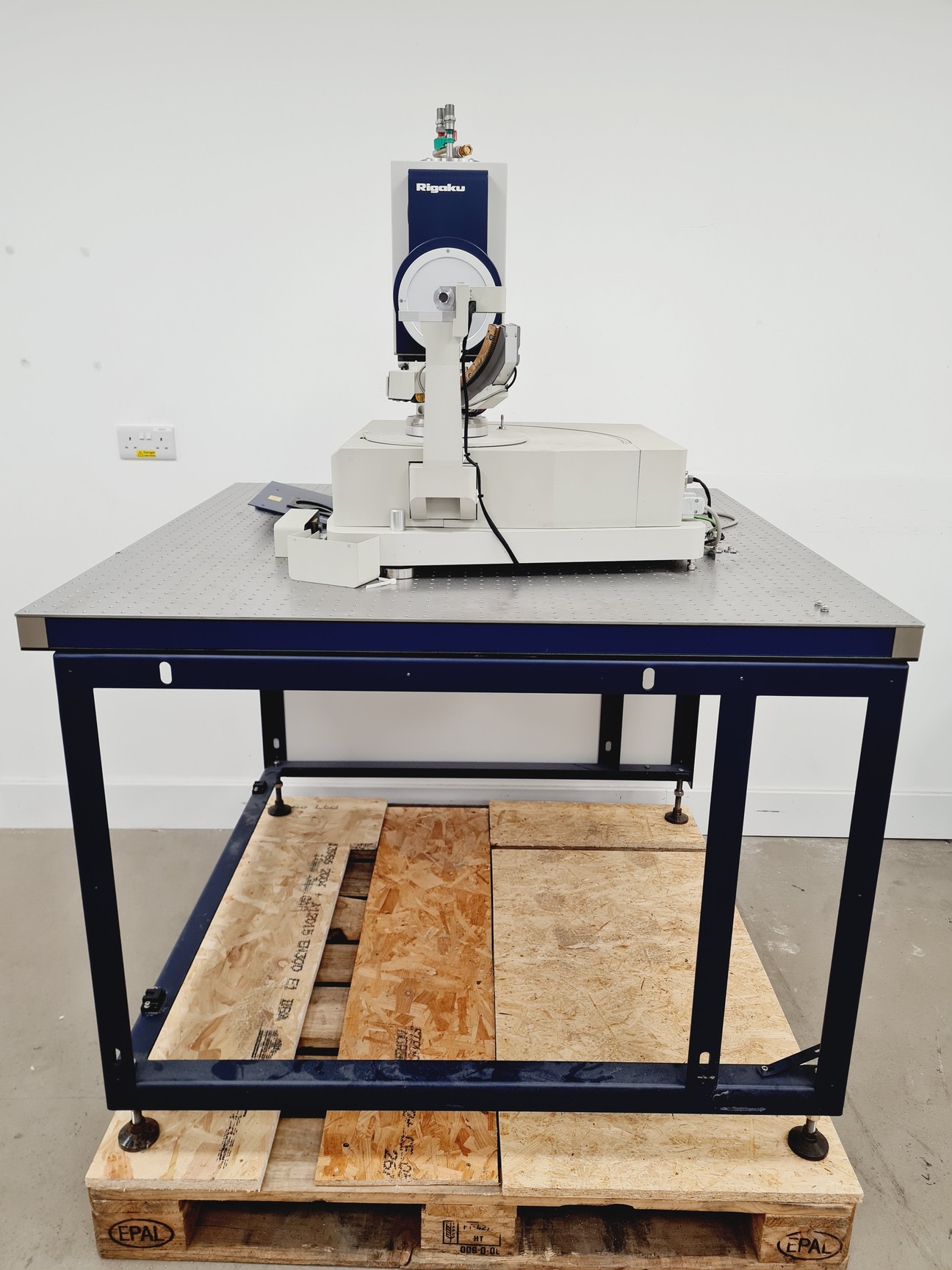 Image of Rigaku FR-E+ SuperBright Ultrahigh-intensity Microfocus Rotating Anode X-Ray S/R