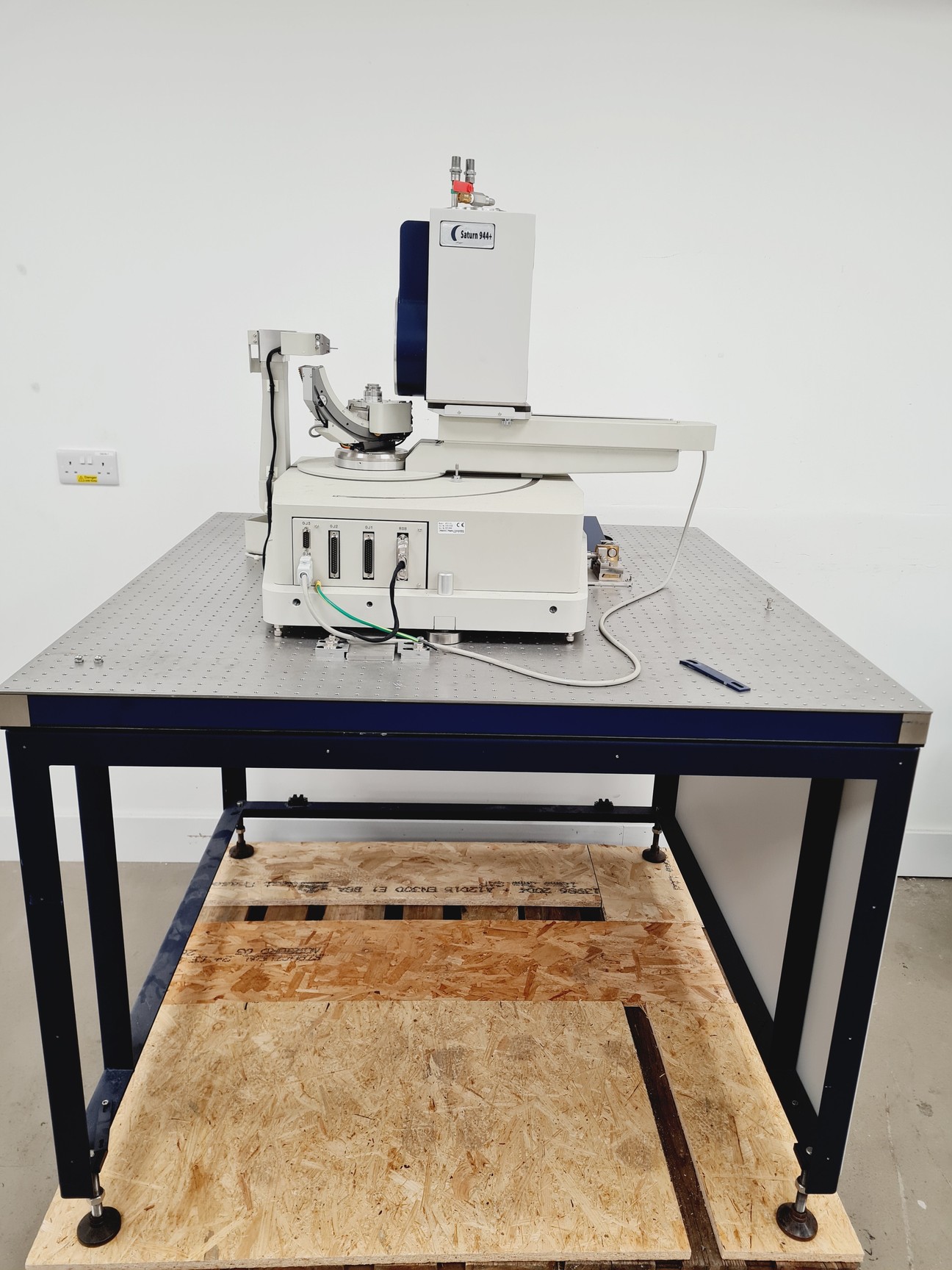 Image of Rigaku FR-E+ SuperBright Ultrahigh-intensity Microfocus Rotating Anode X-Ray S/R