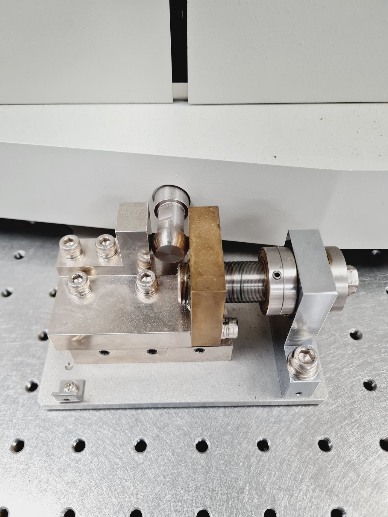 Image of Rigaku FR-E+ SuperBright Ultrahigh-intensity Microfocus Rotating Anode X-Ray S/R