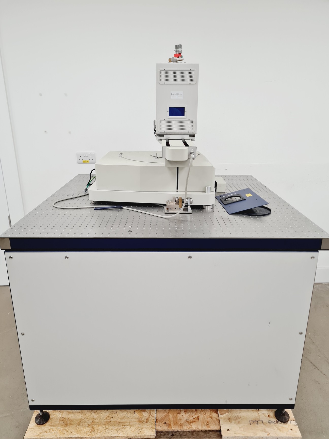 Image of Rigaku FR-E+ SuperBright Ultrahigh-intensity Microfocus Rotating Anode X-Ray S/R