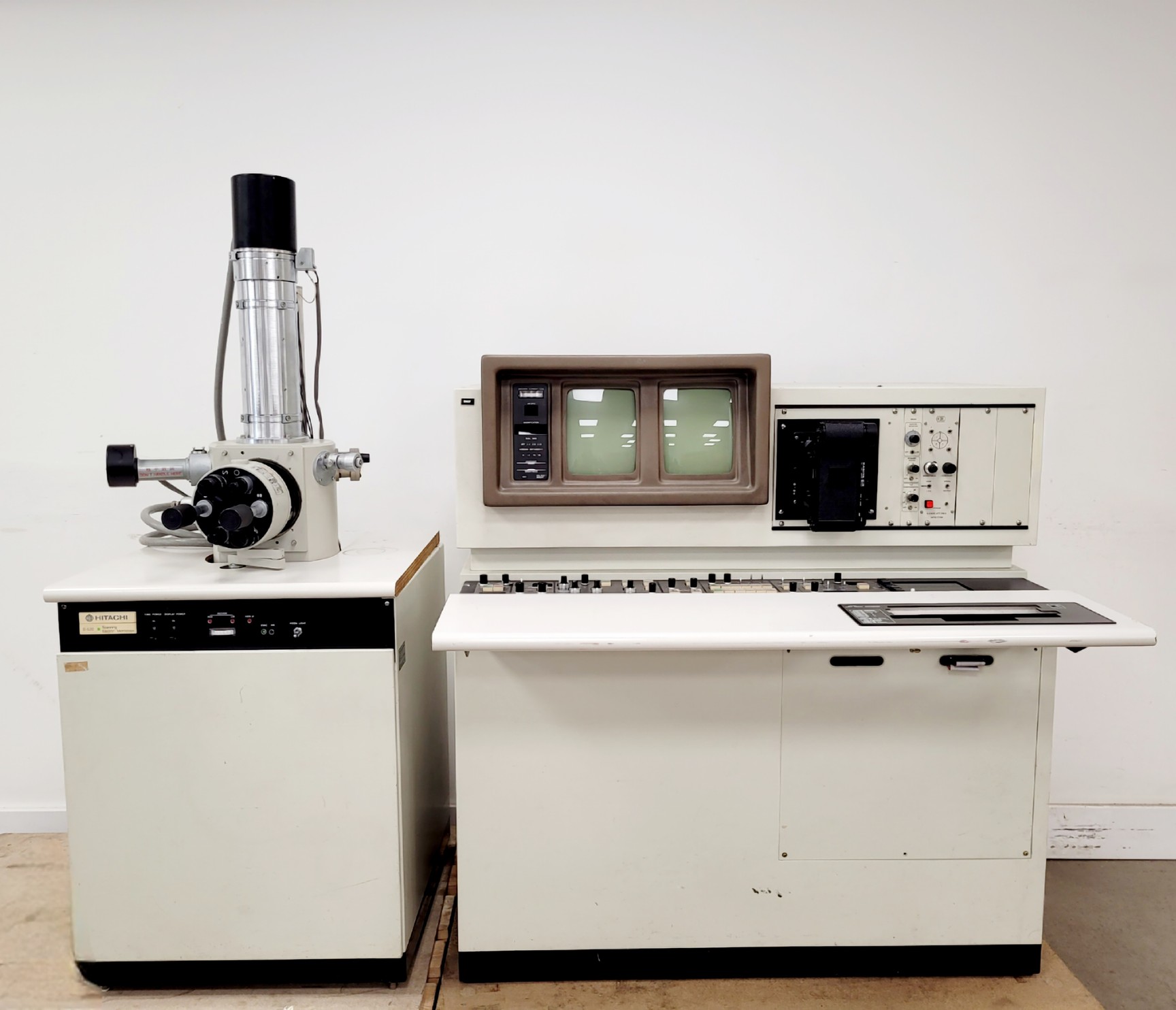 Image of Hitachi S-520 Scanning Electron Microscope System - Spares/Repair Lab
