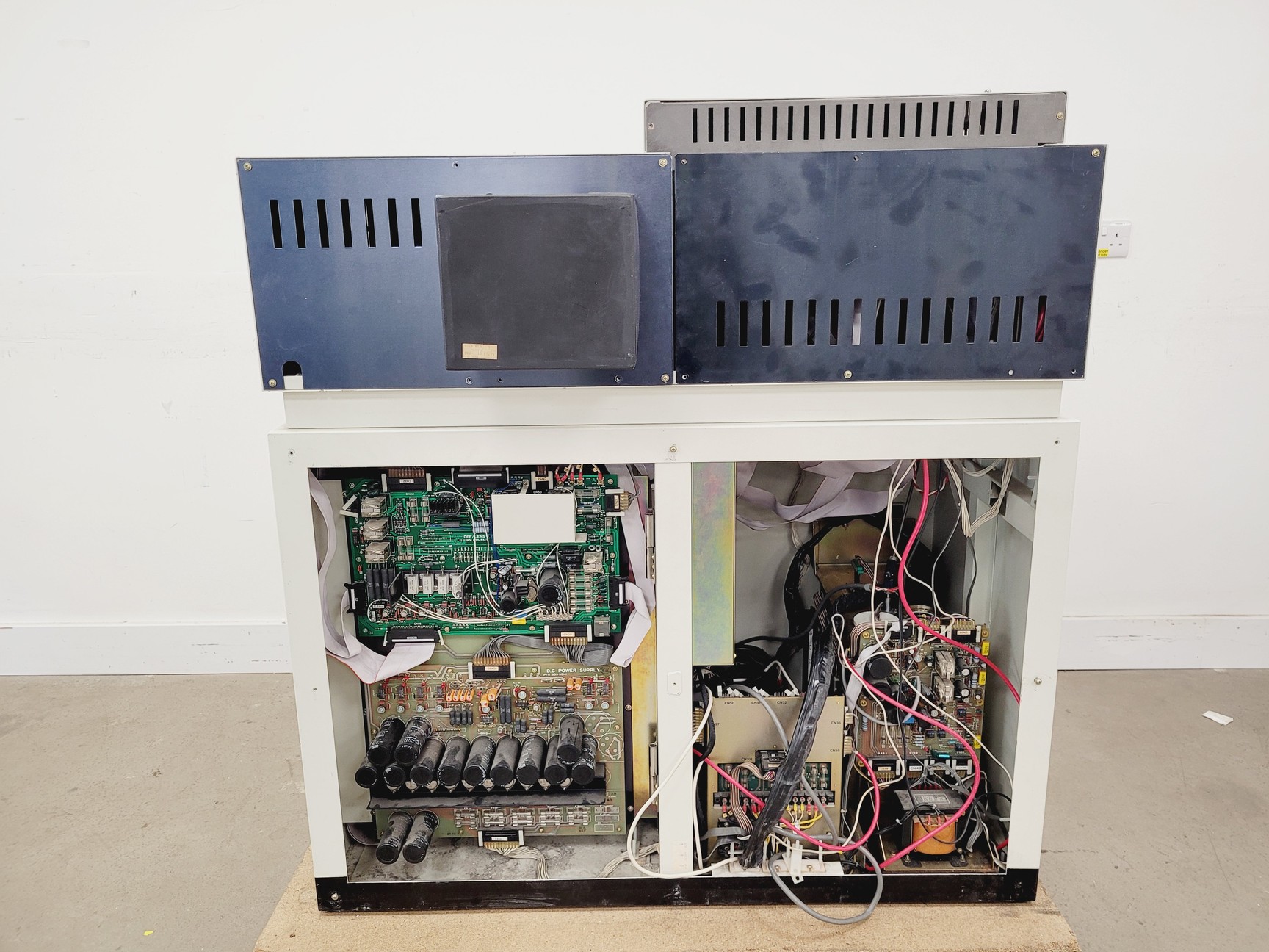 Image of Hitachi S-520 Scanning Electron Microscope System - Spares/Repair Lab