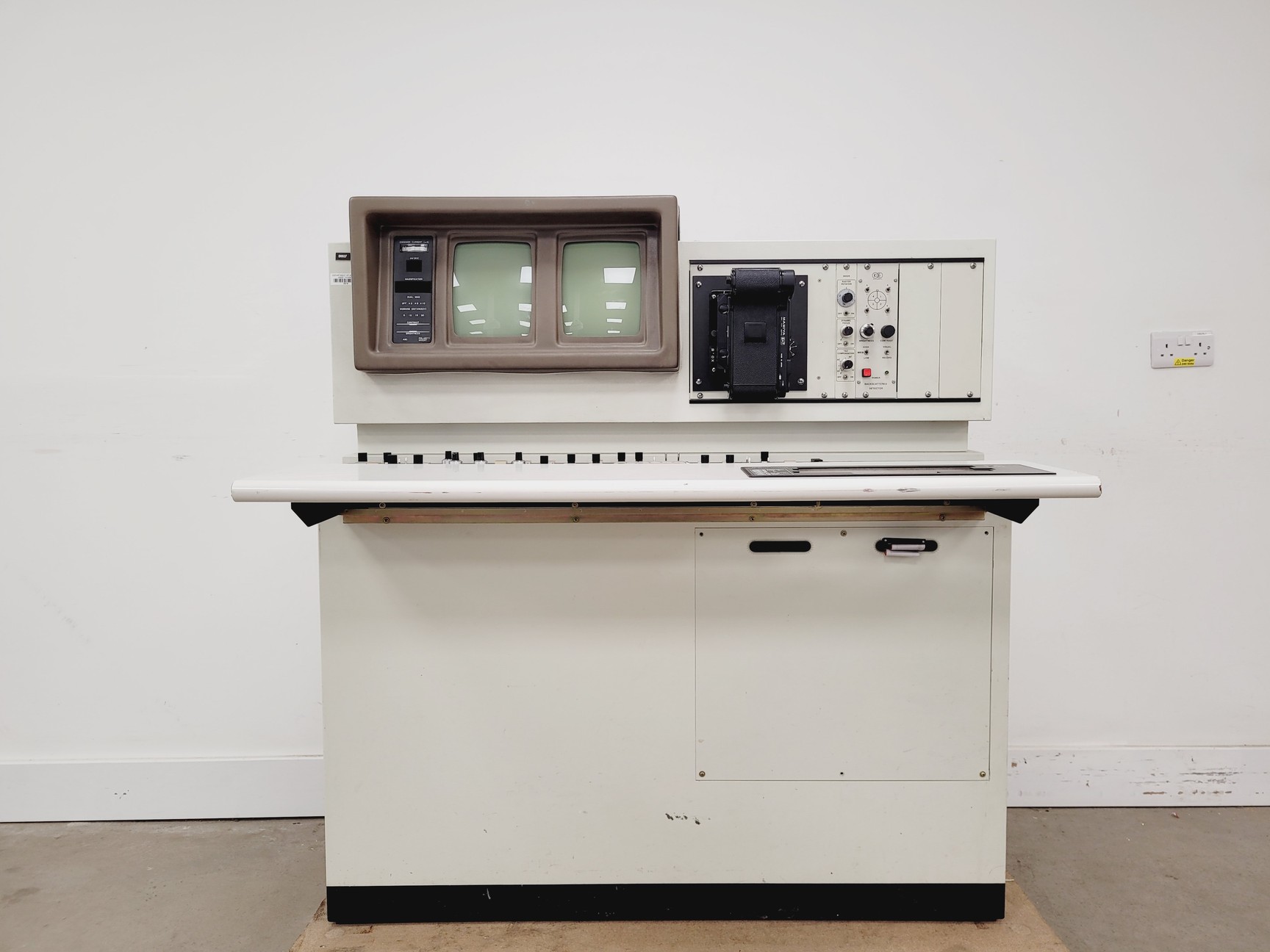 Image of Hitachi S-520 Scanning Electron Microscope System - Spares/Repair Lab