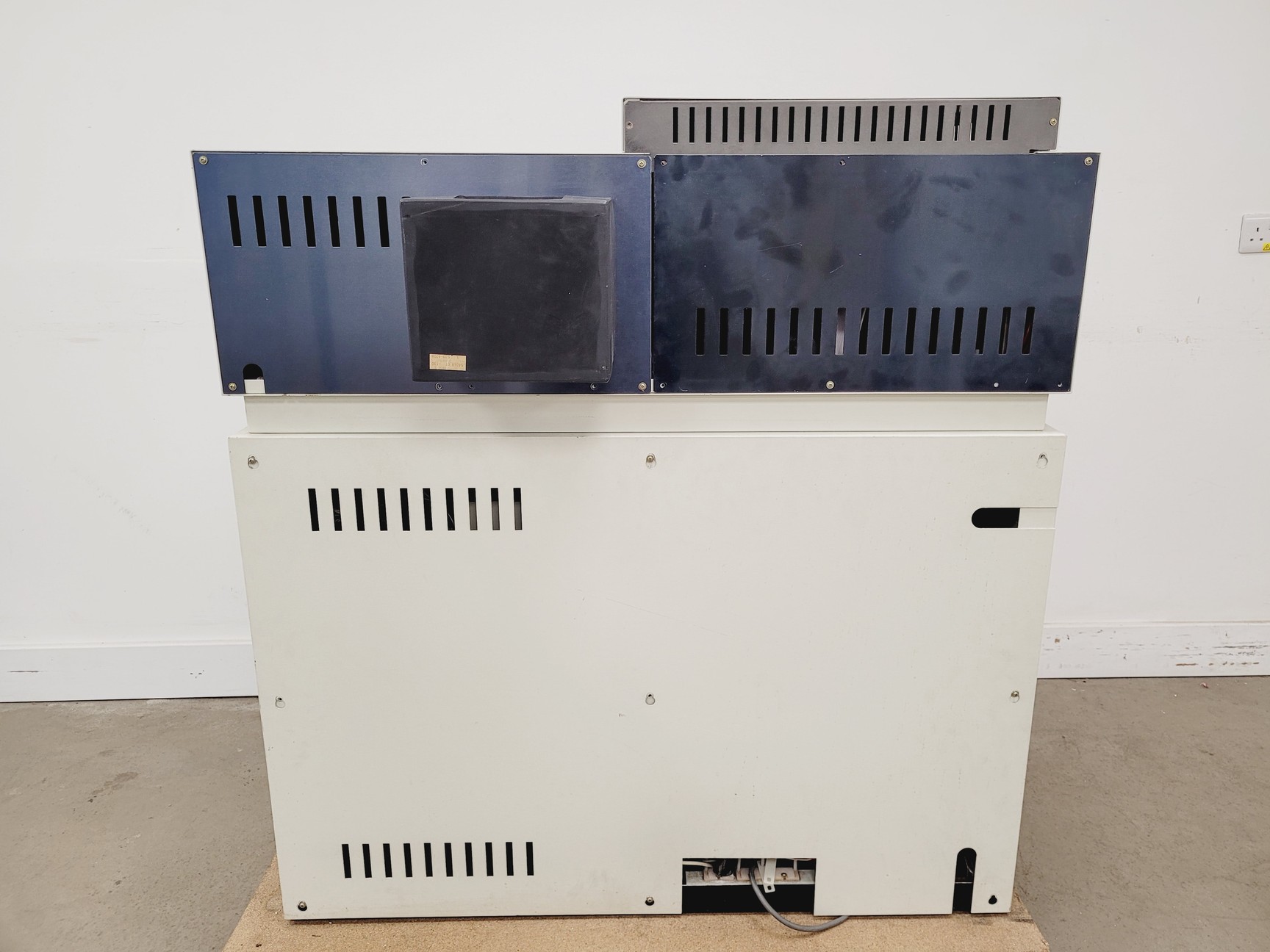 Image of Hitachi S-520 Scanning Electron Microscope System - Spares/Repair Lab
