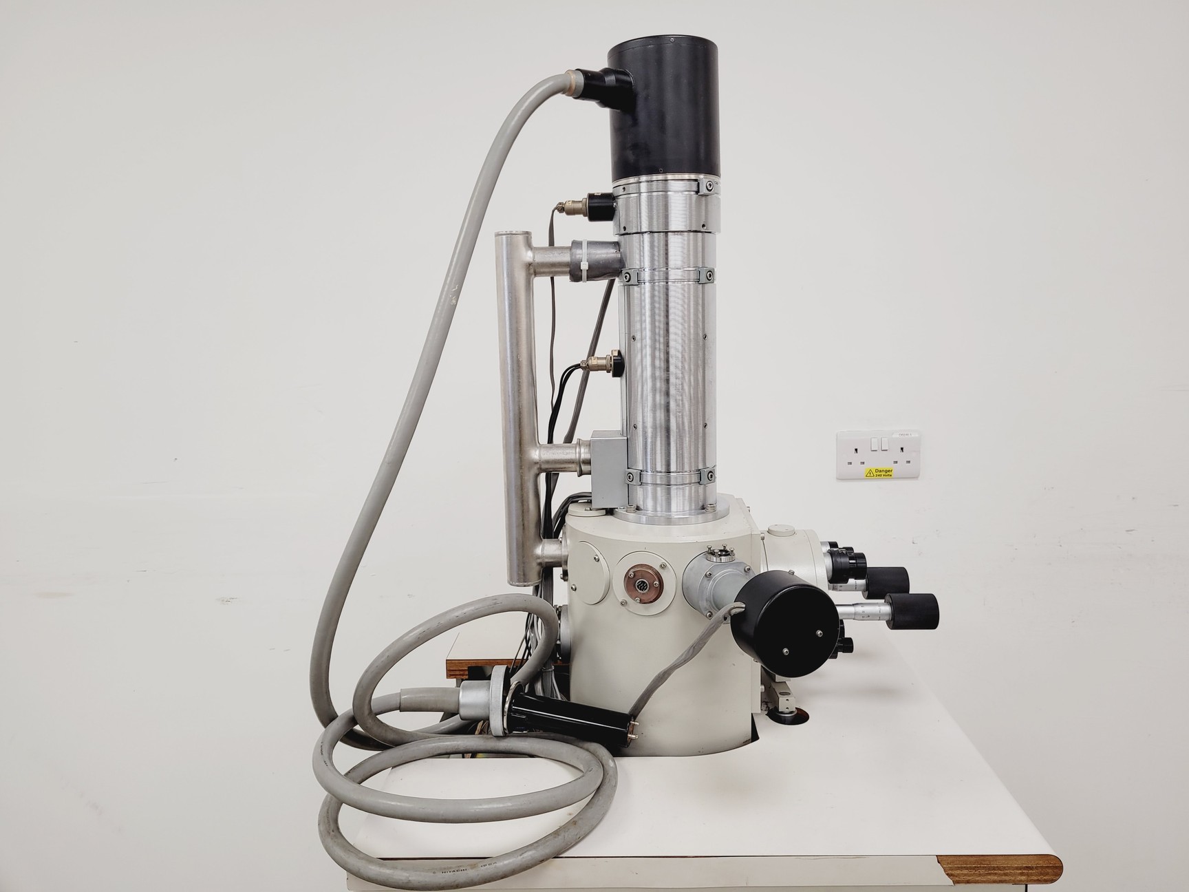 Image of Hitachi S-520 Scanning Electron Microscope System - Spares/Repair Lab